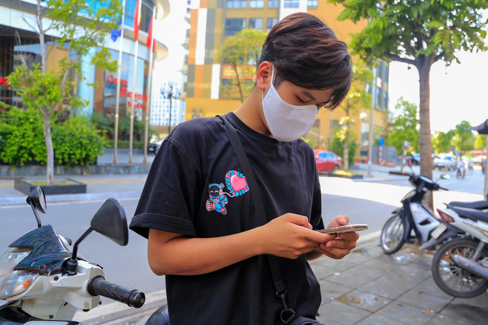 Ha Noi mua lon nhieu xe chet may anh 12