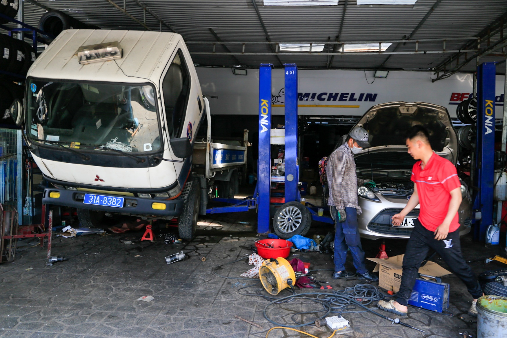 Ha Noi mua lon nhieu xe chet may anh 1