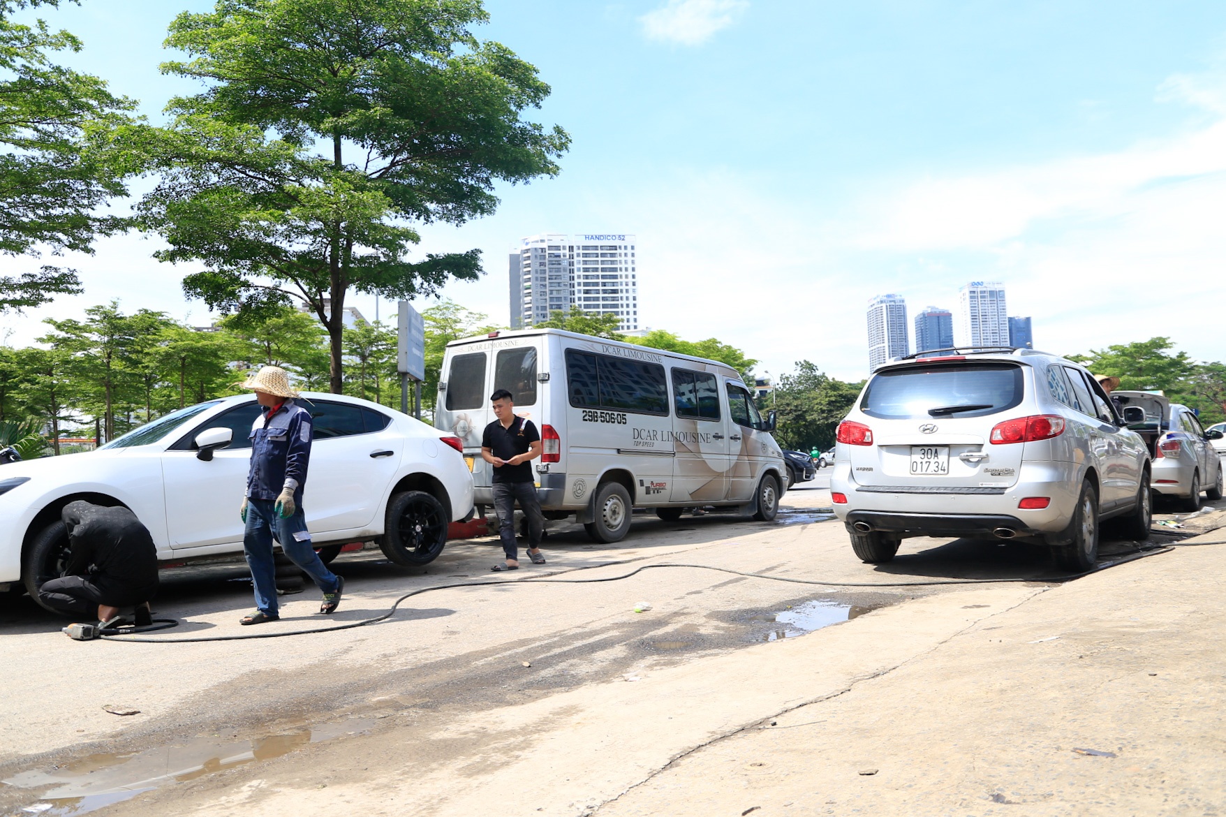 Ha Noi mua lon nhieu xe chet may anh 3