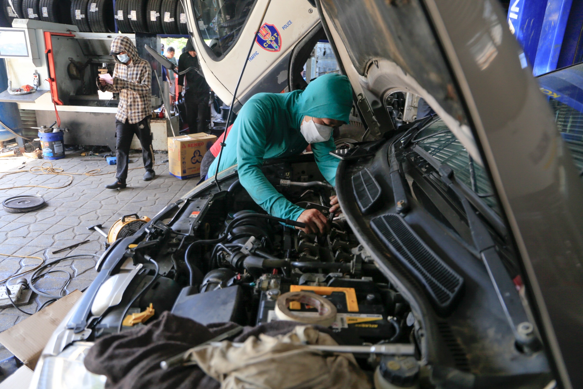 Ha Noi mua lon nhieu xe chet may anh 2