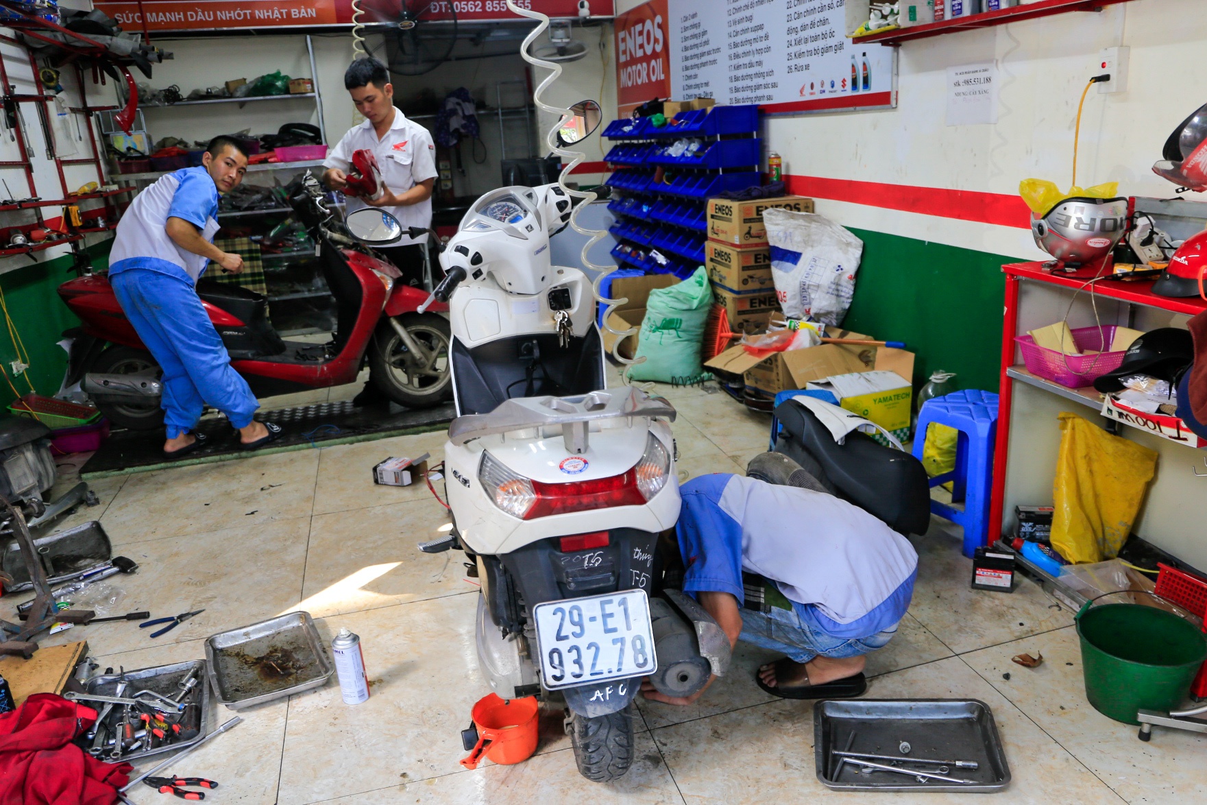 Ha Noi mua lon nhieu xe chet may anh 9