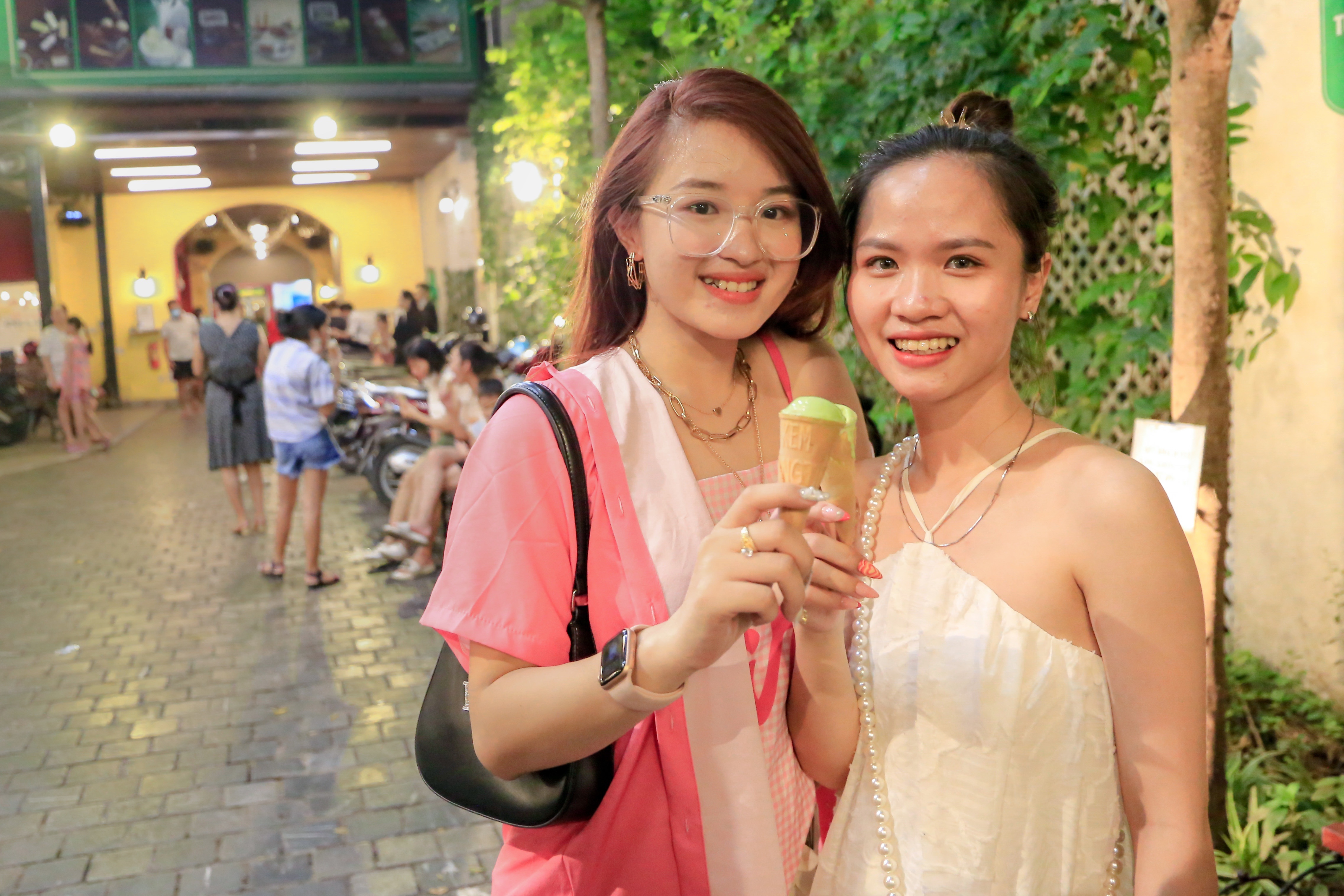 Gioi tre di an kem giai nhiet ngay he nong 38 do C hinh anh