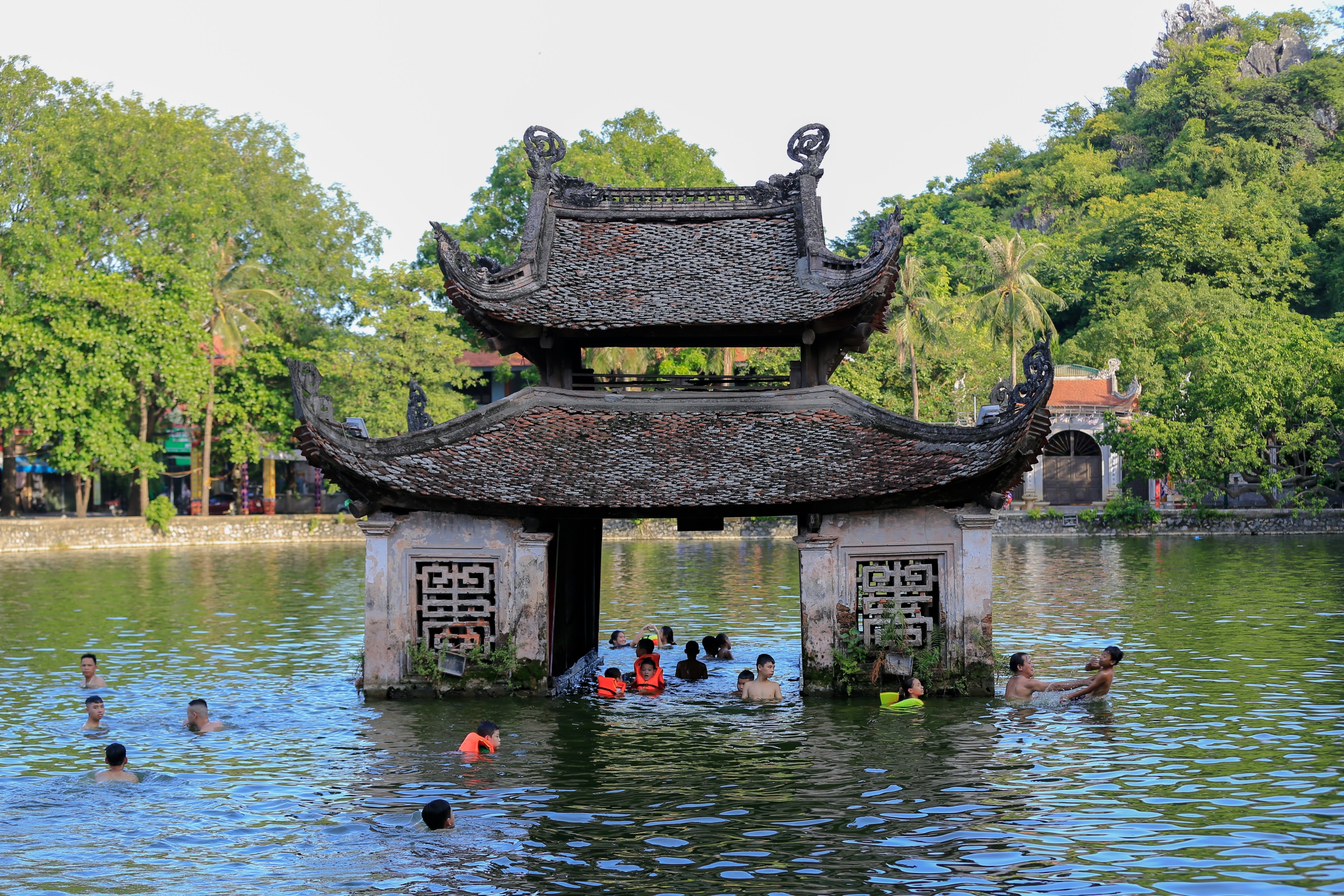 Nguoi dan boi loi giai nhiet anh 1