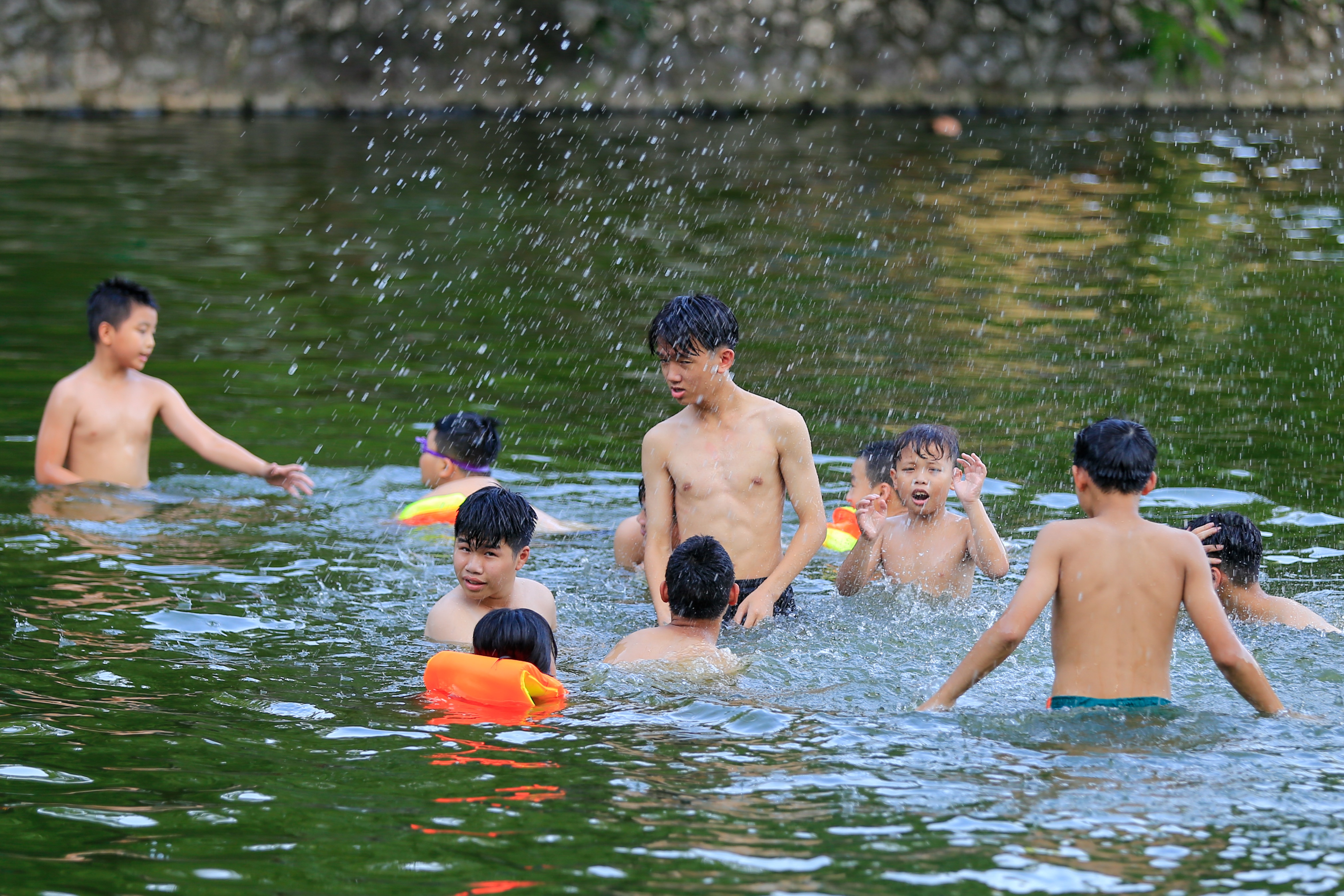 Nguoi dan boi loi giai nhiet anh 2