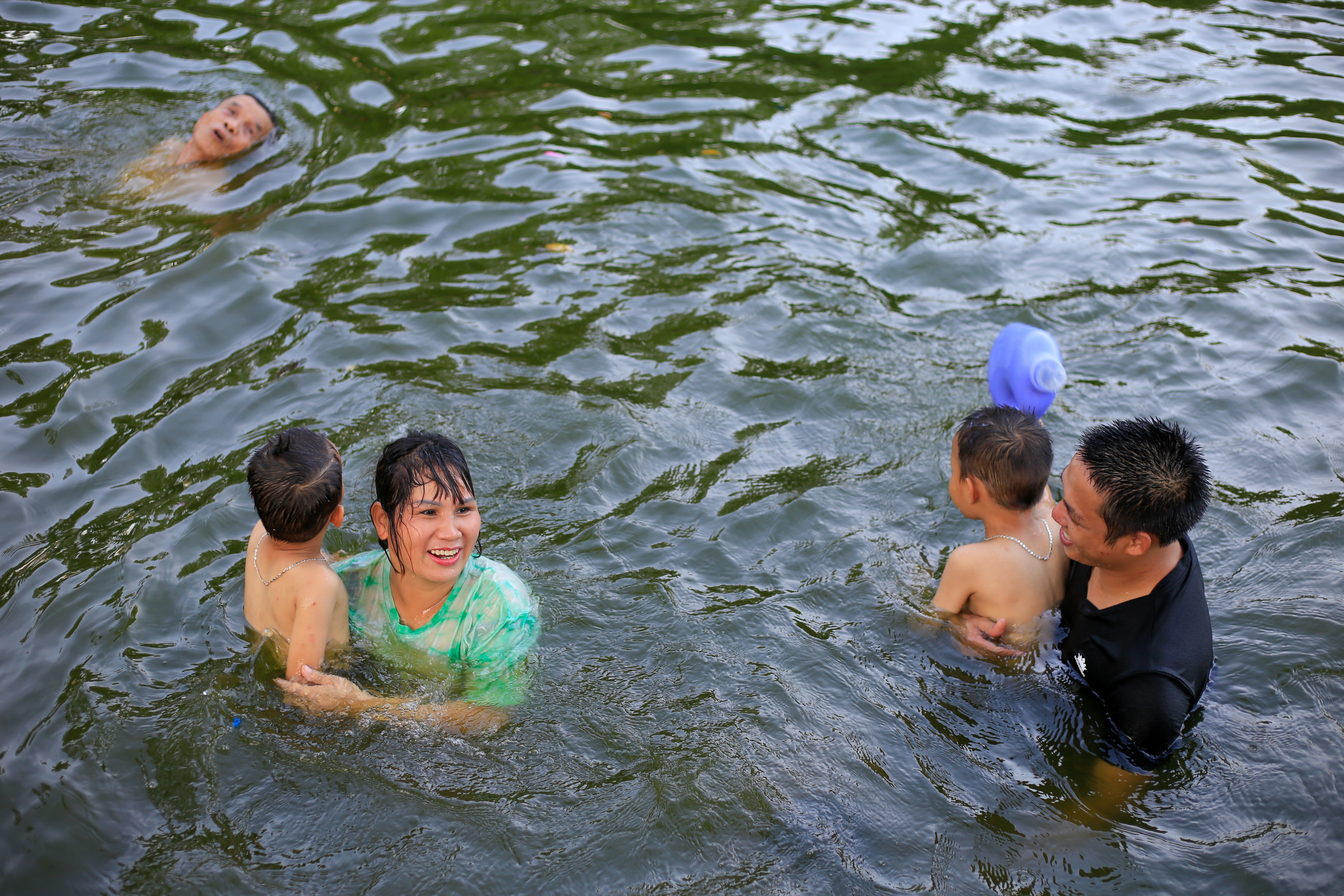 Nguoi dan boi loi giai nhiet anh 5