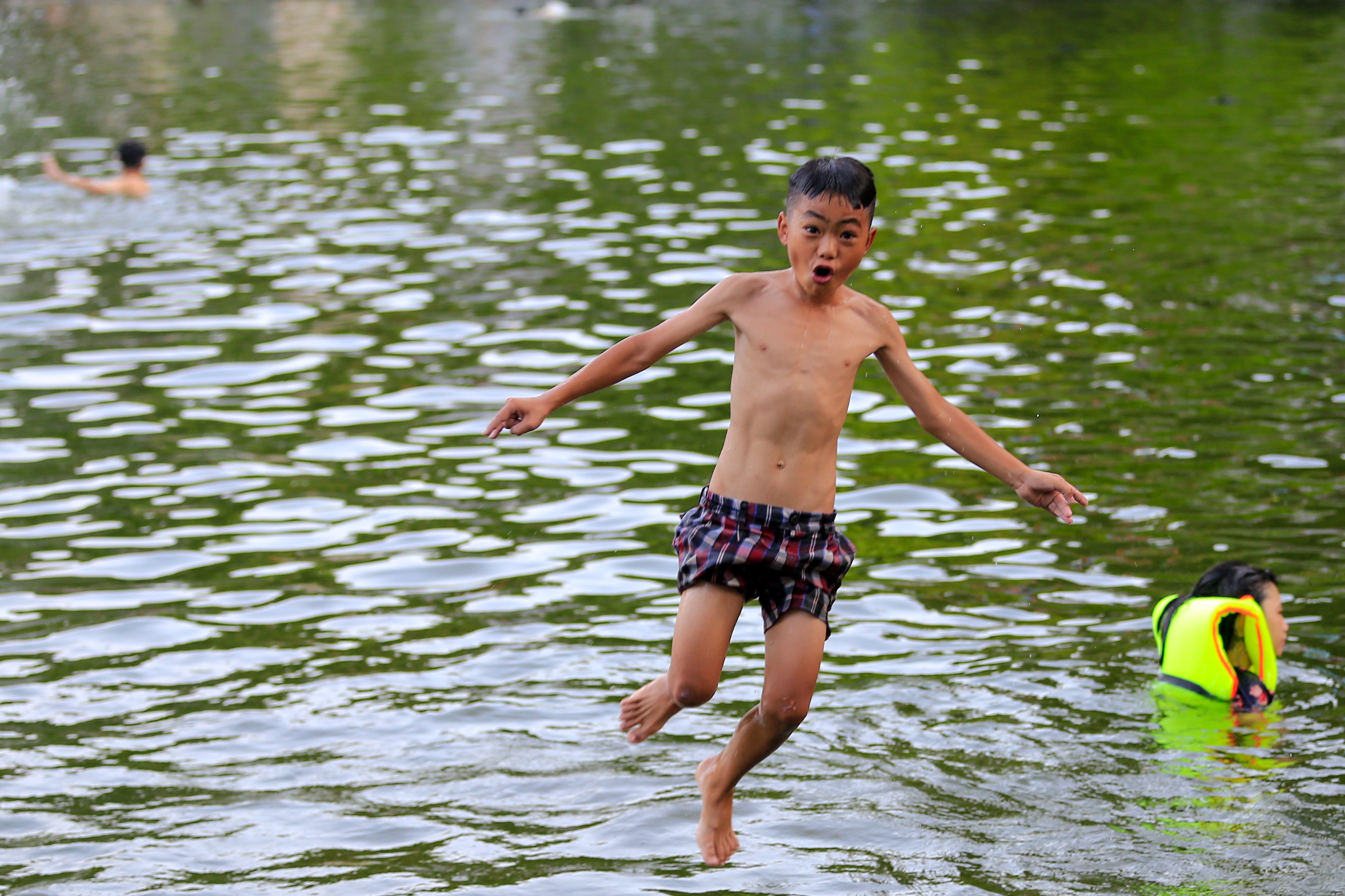 Boi loi o ho nuoc hon 1.000 nam tuoi giua ngay Ha Noi nong 38 do C hinh anh