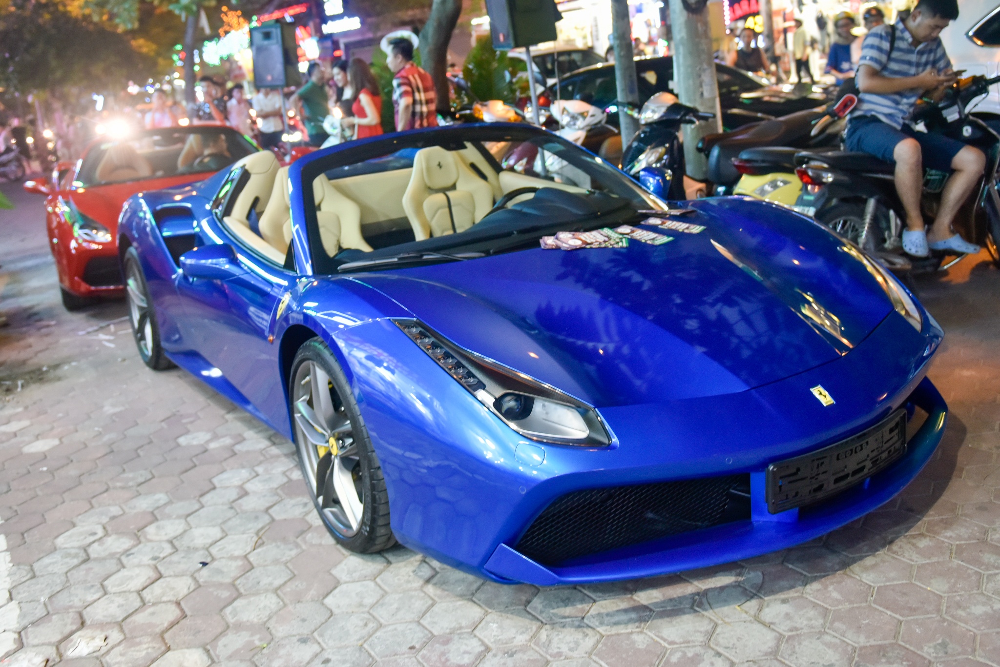 Ferrari 488 Spider dau tien Viet Nam xuong pho hinh anh