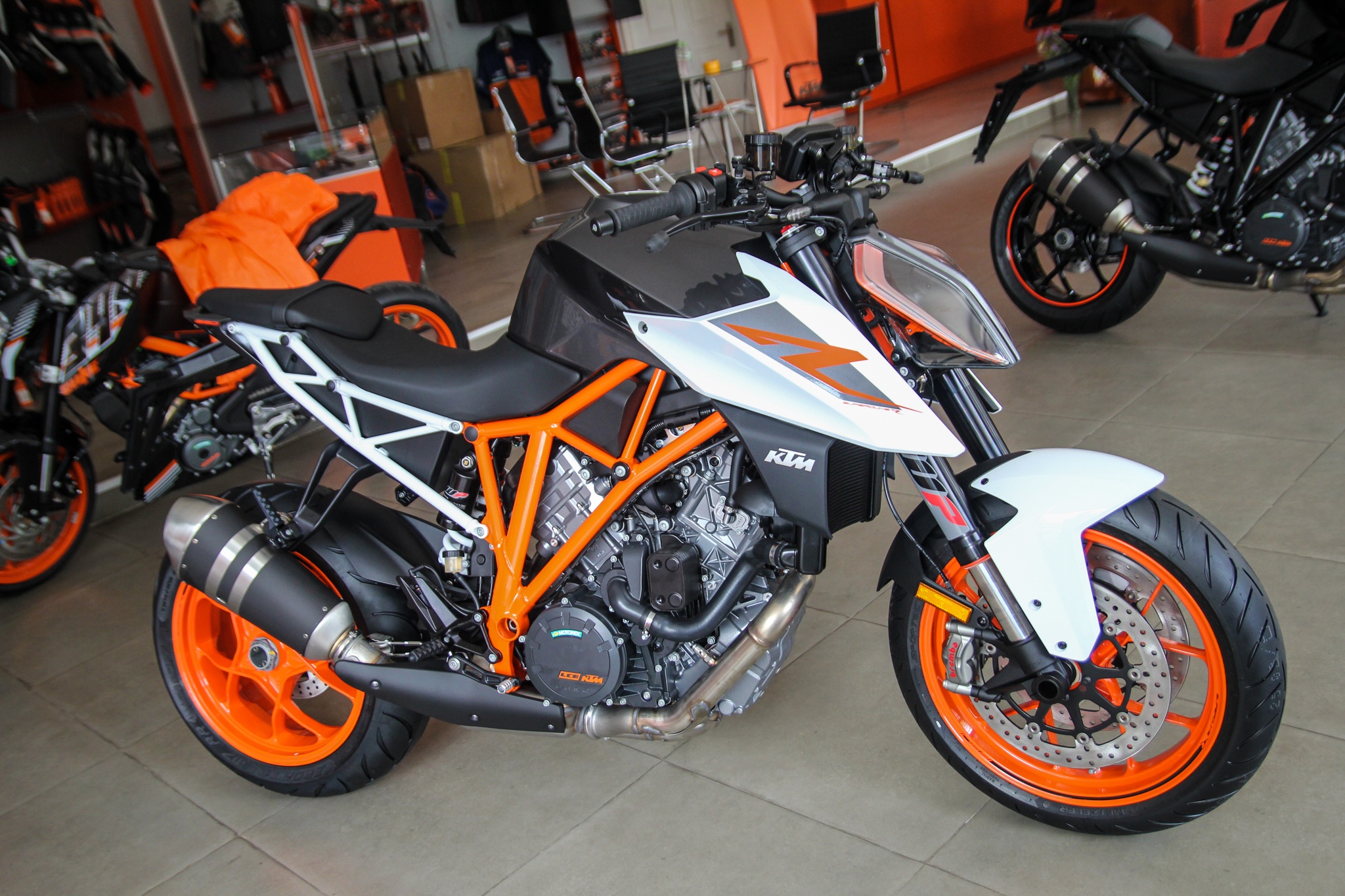 KTM 1290 Super Duke R 2017 gia 638 trieu dong tai Viet Nam hinh anh