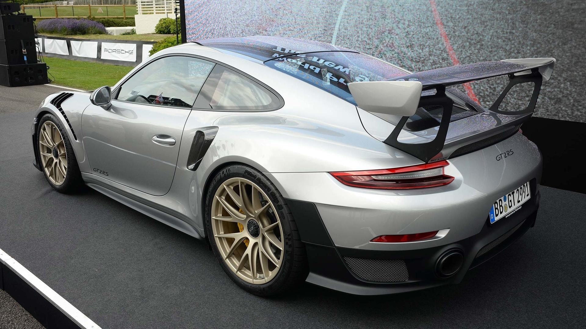 Porsche 911 GT2 RS ra mắt  ảnh 3 Porsche 911 GT2 RS ra mat anh 3