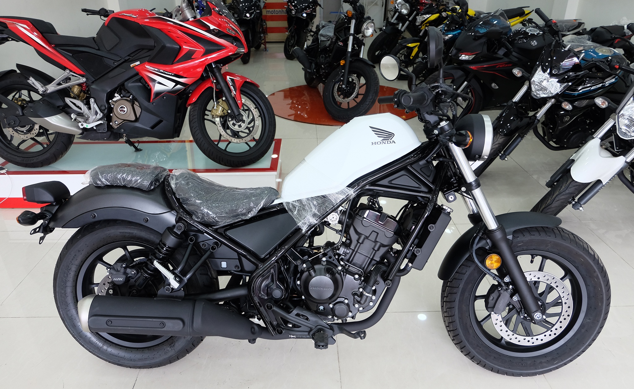 Honda Rebel 300 2017 ve Viet Nam, gia hon 170 trieu dong hinh anh