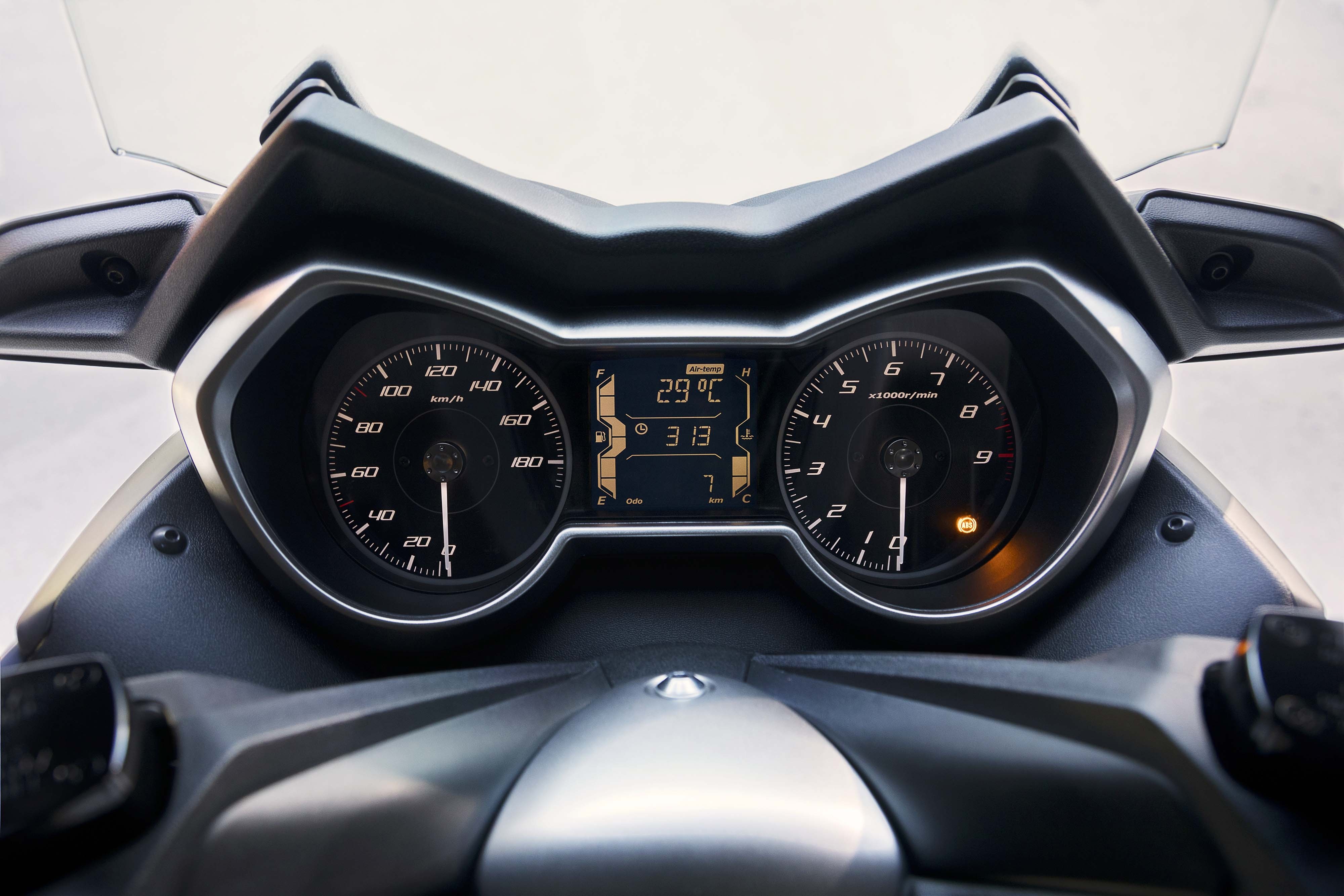 Yamaha X-Max 2018 anh 4