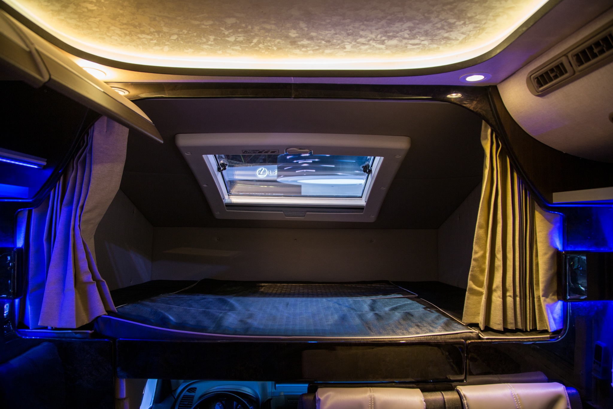 Isuzu Motorhome ảnh 3 Isuzu Motorhome anh 3