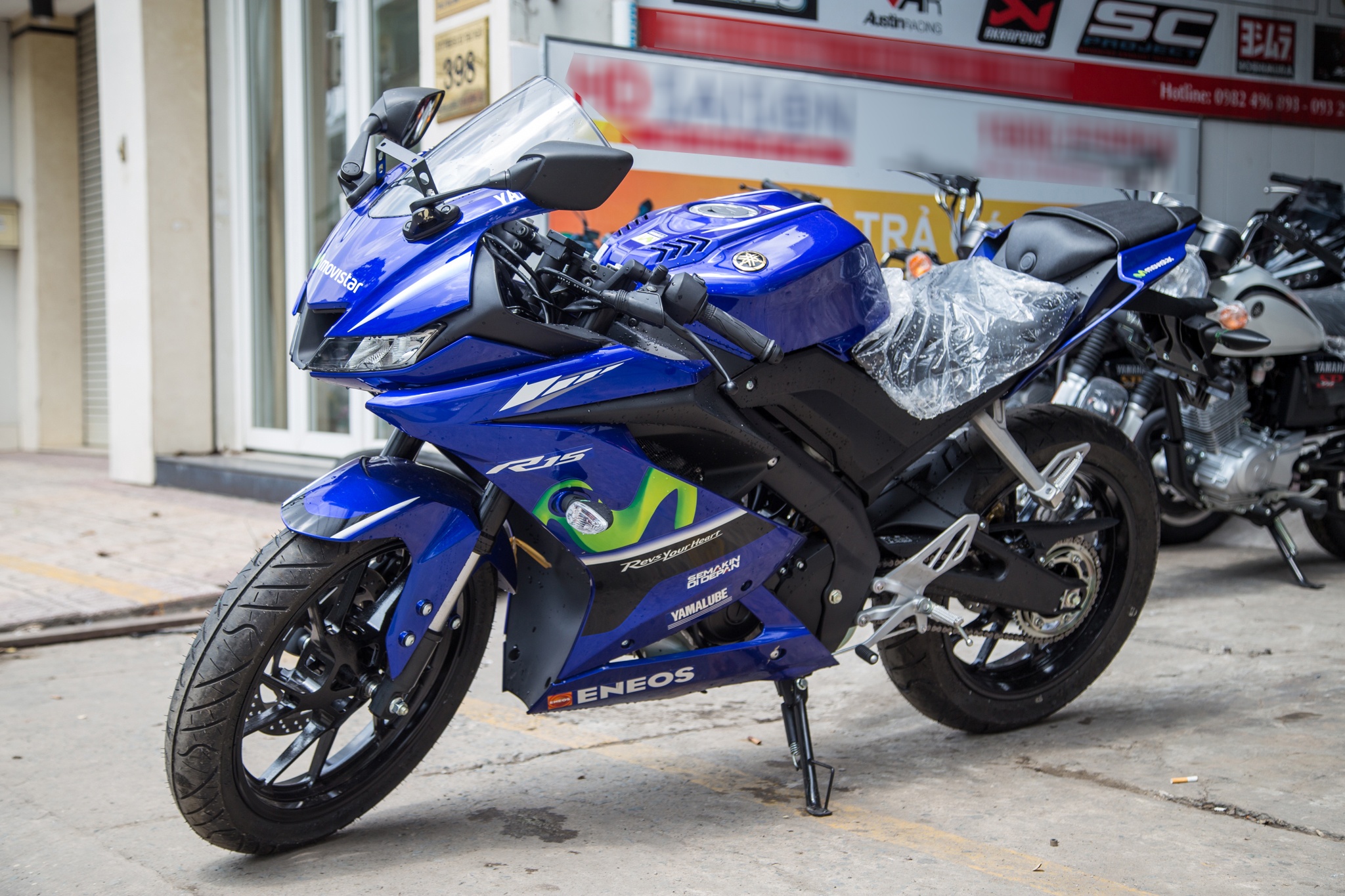 Yamaha R15 v3 Movistar ve Viet Nam, gia hon 110 trieu dong hinh anh