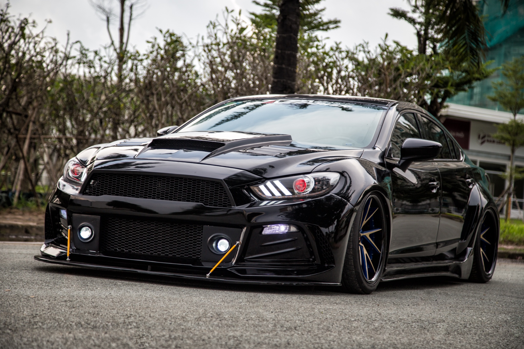 Mazda6 do phong cach Ford Mustang tai Viet Nam hinh anh