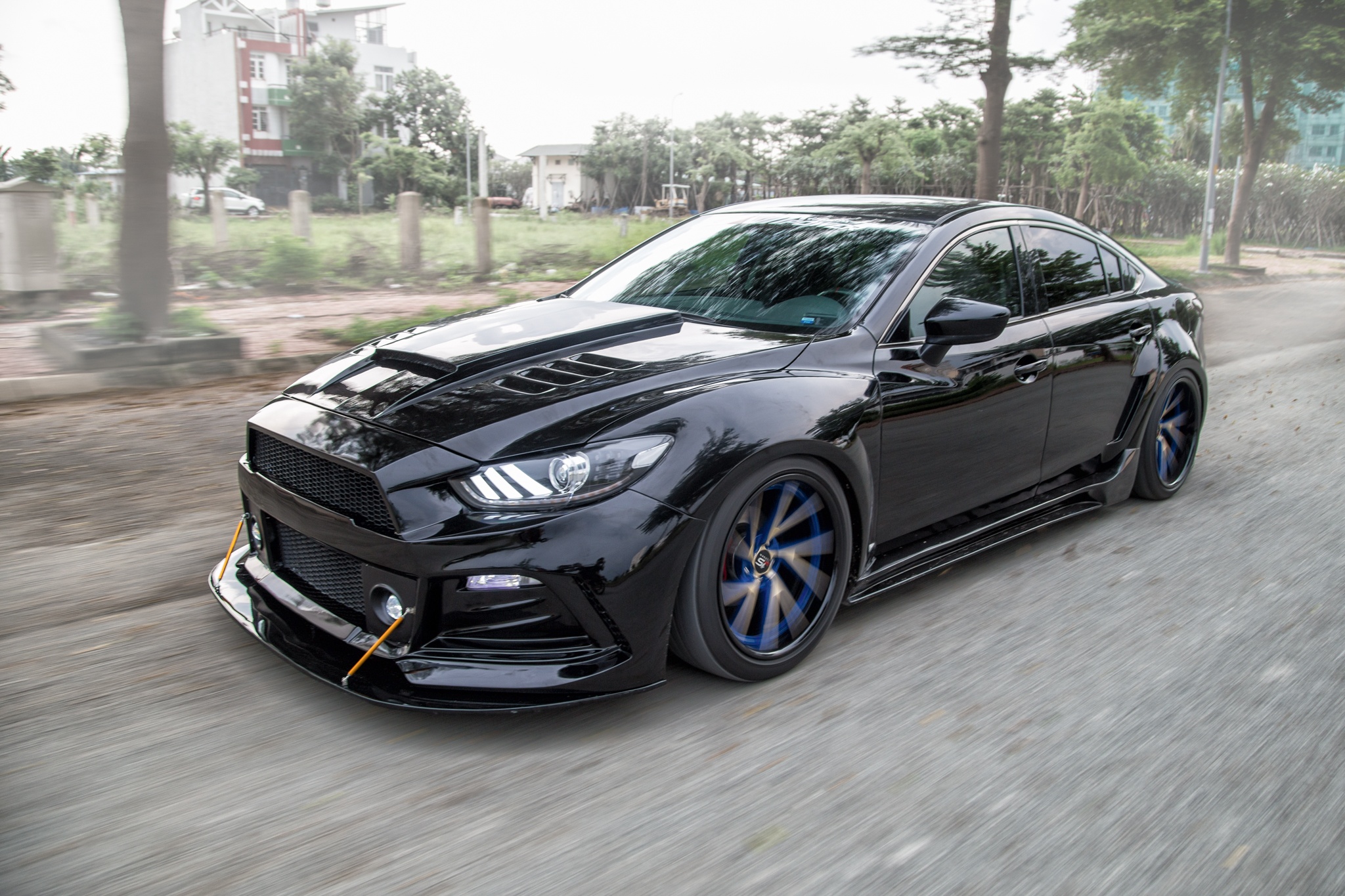 Mazda6 do phong cach Ford Mustang gan 400 trieu dong hinh anh