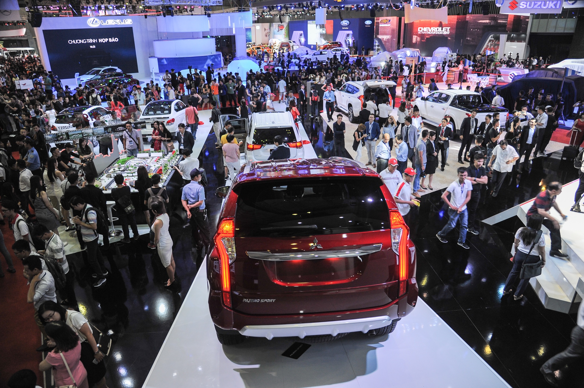 4 thang kho khan cho doi thi truong oto Viet hinh anh