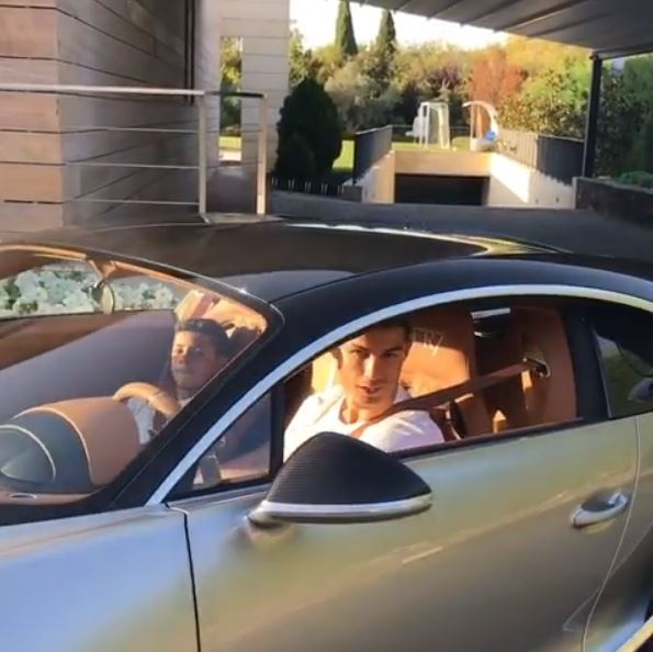 Cristiano Ronaldo sam Bugatti Chiron gia 2,9 trieu USD hinh anh