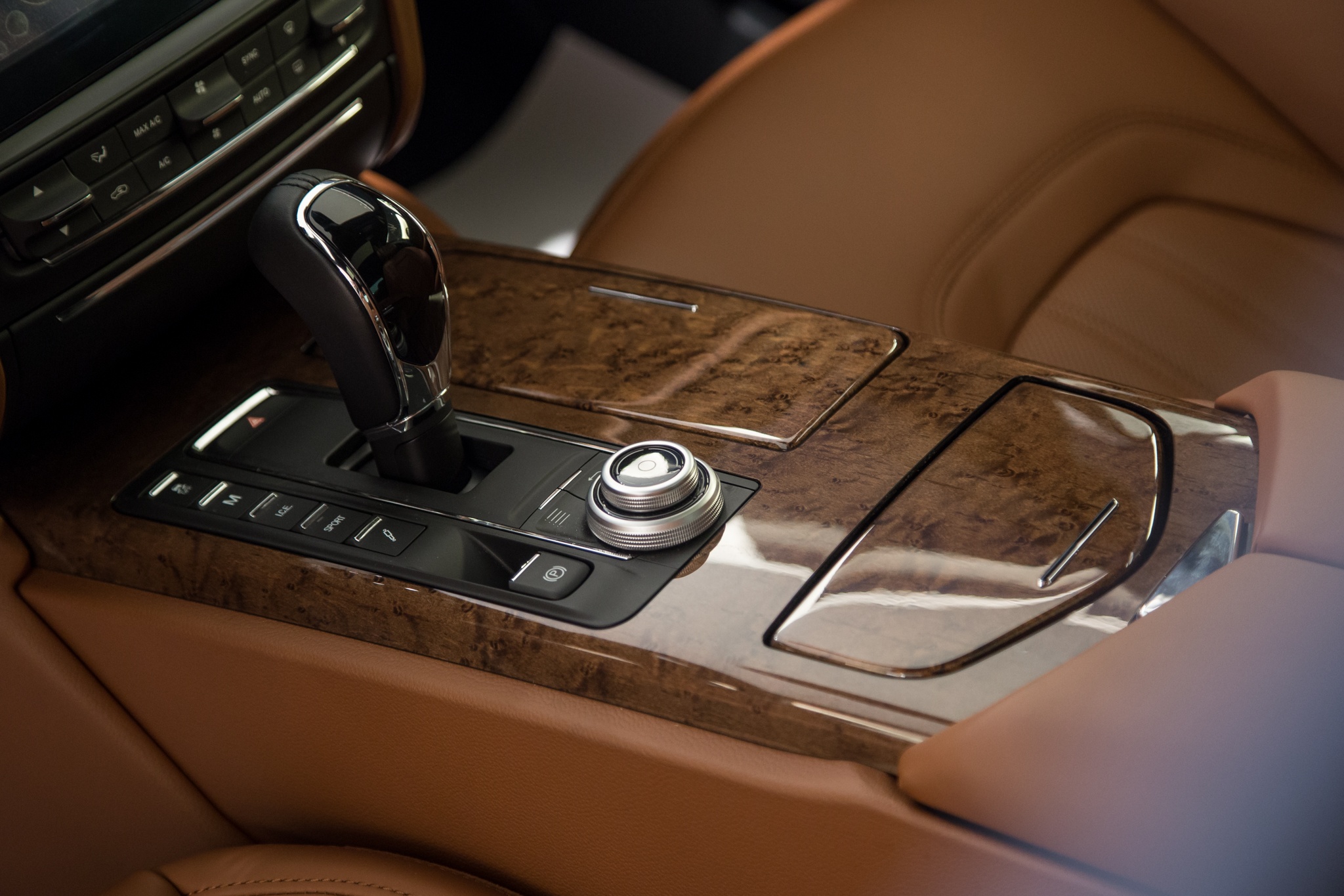 Maserati Quattroporte Gran Lusso ảnh 9 Maserati Quattroporte Gran Lusso anh 9
