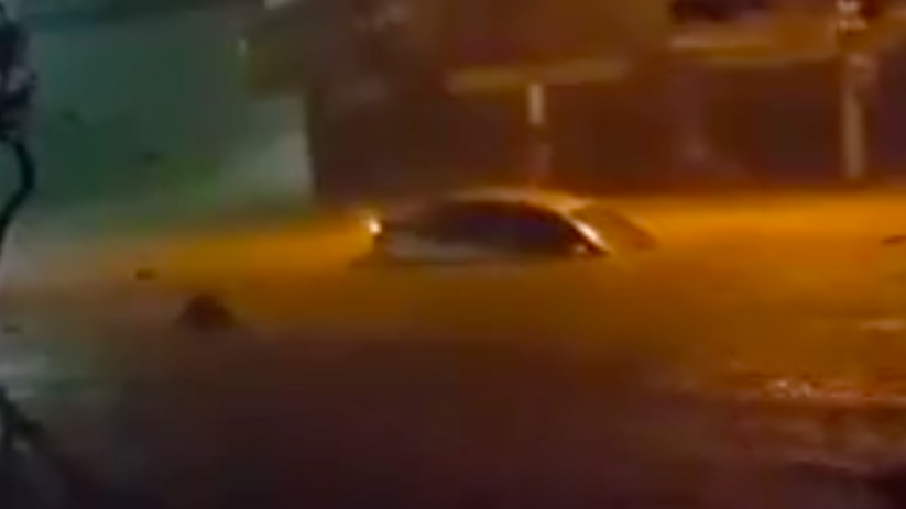 Oto bi nuoc lu cuon troi hinh anh