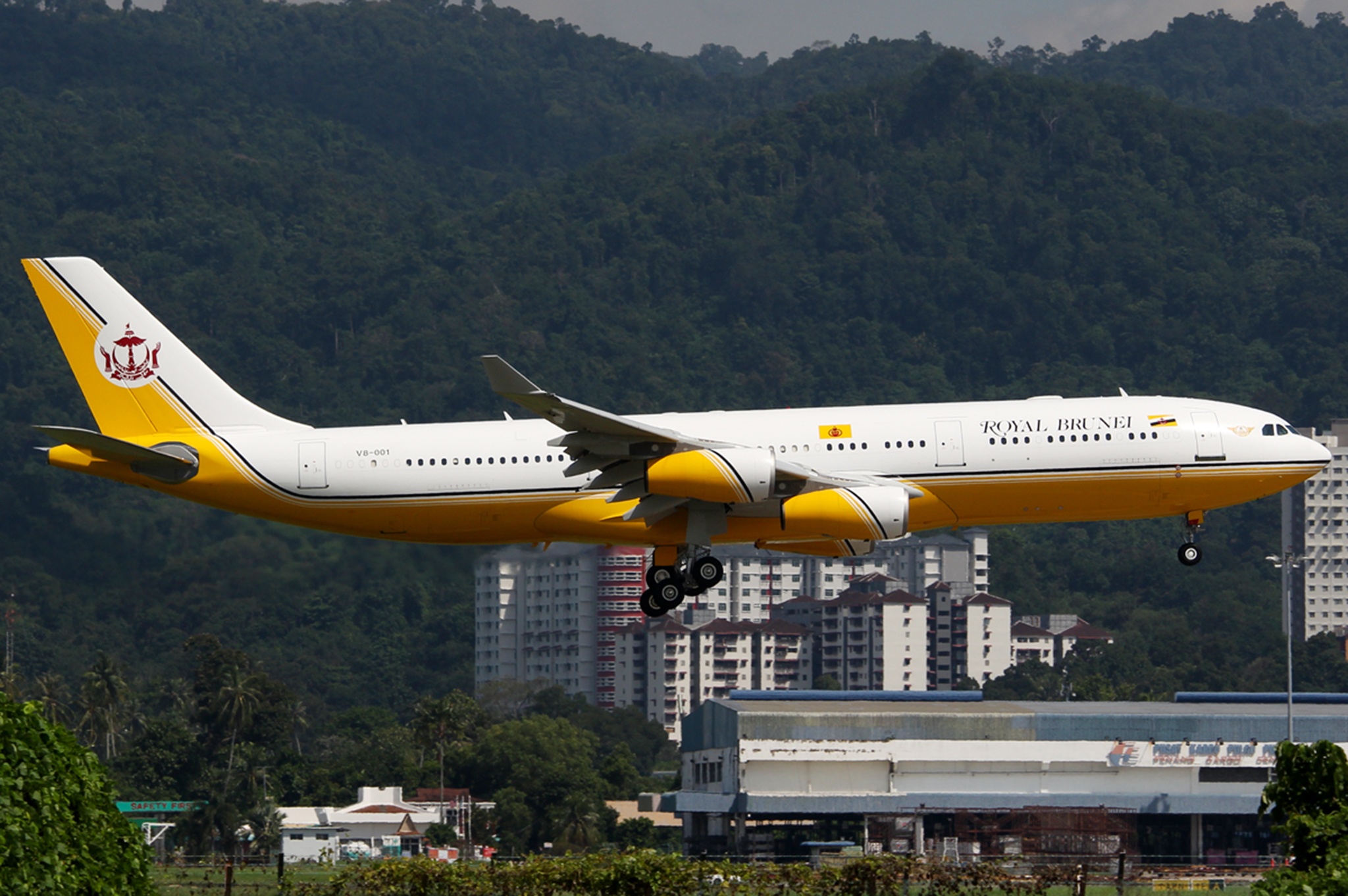 Airbus A340-212 cua Brunei anh 5
