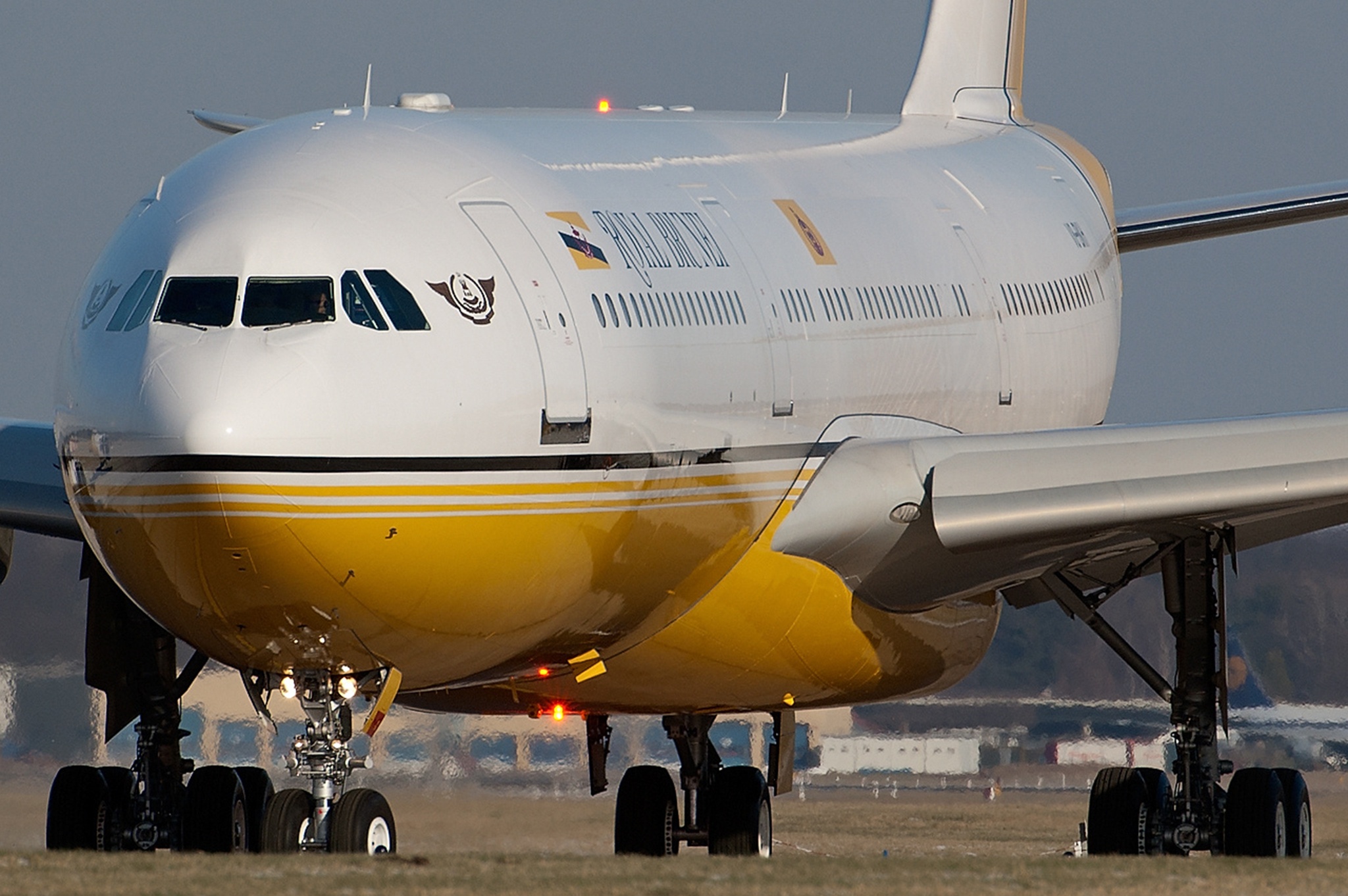 Airbus A340-212 cua Brunei anh 3