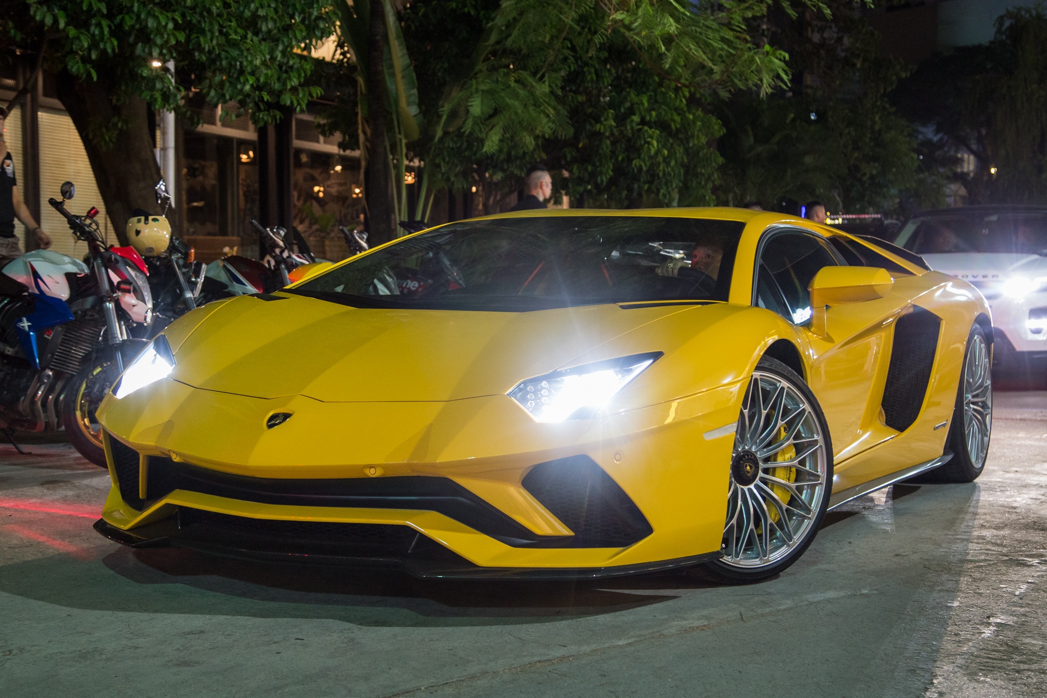 Dan sieu xe, moto tien ty xuat hien tai Sai Gon hinh anh