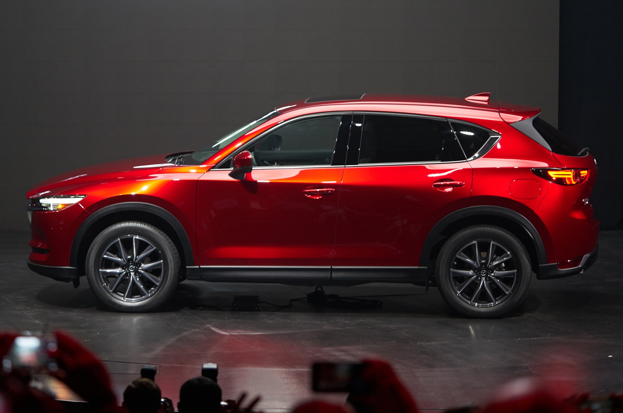 Mazda CX-5 2018 chuan bi ra mat khach Viet, doi dau Honda CR-V hinh anh