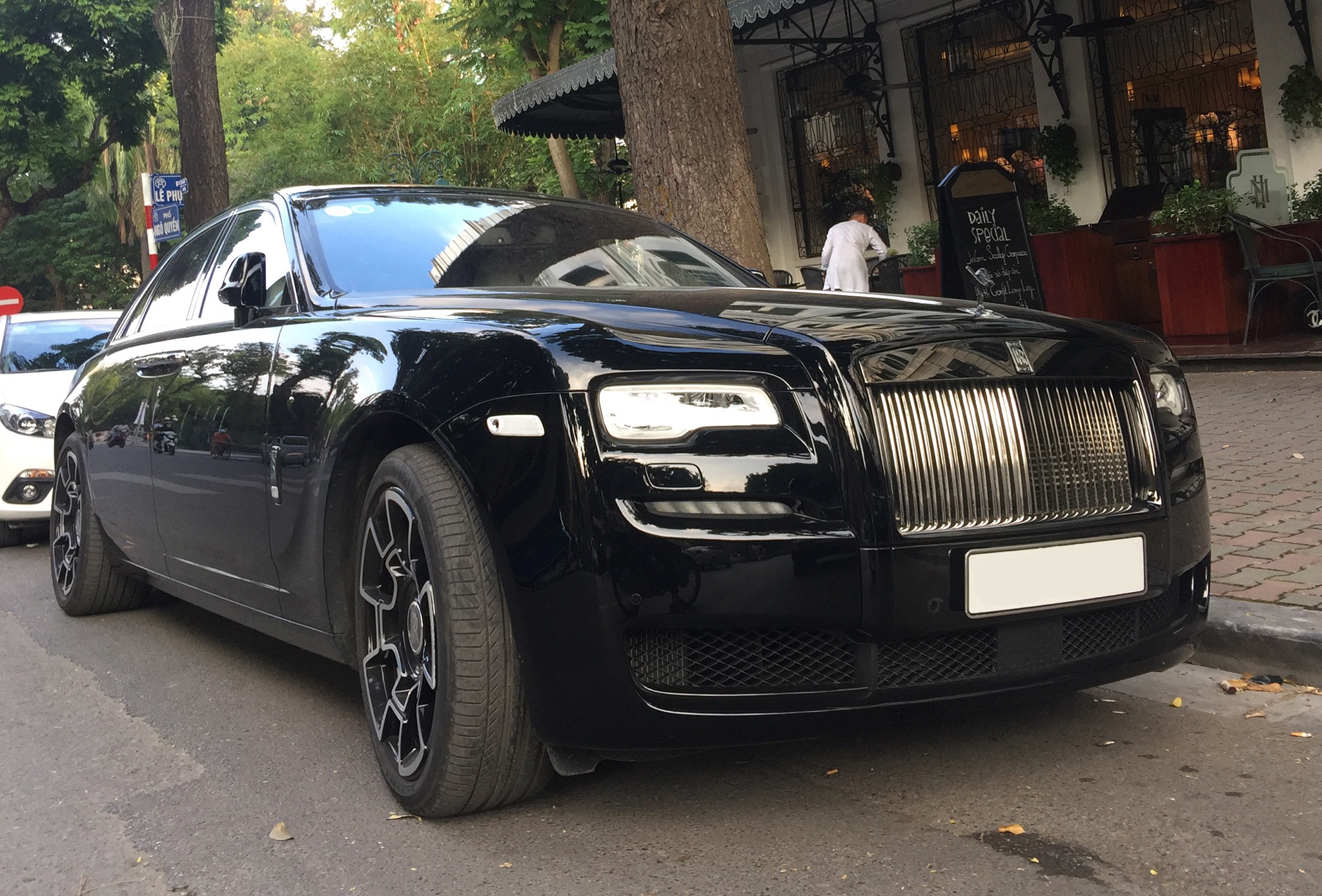 Rolls-Royce Ghost Black Badge bat ngo xuat hien tai Ha Noi hinh anh
