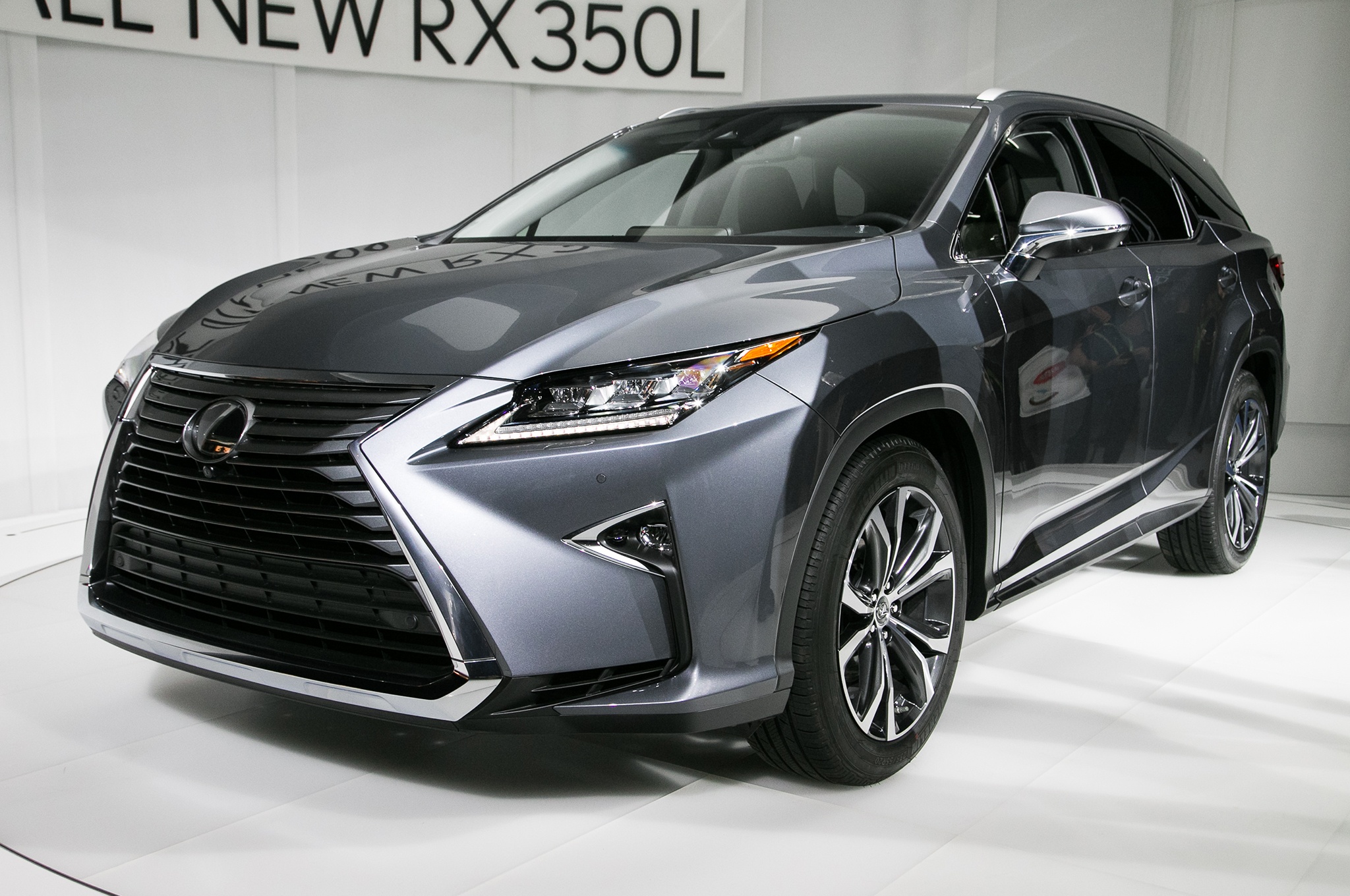 Lexus RX L 2018 ra mat, bo sung hang ghe thu 3 hinh anh