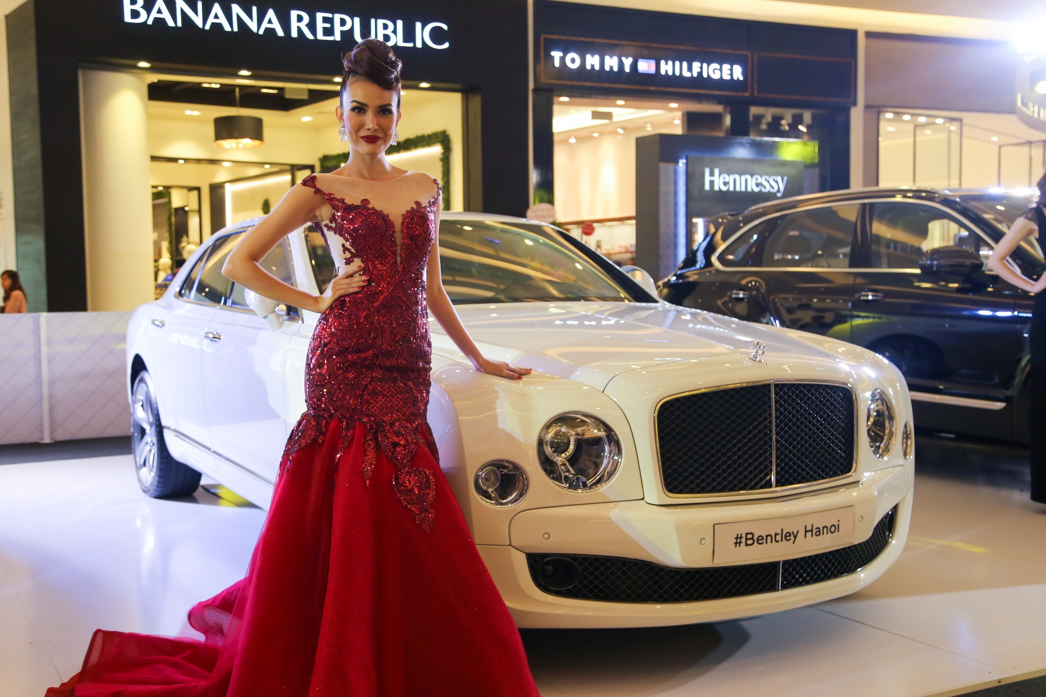 Bentley trung bay dan xe trieu do o Sai Gon hinh anh