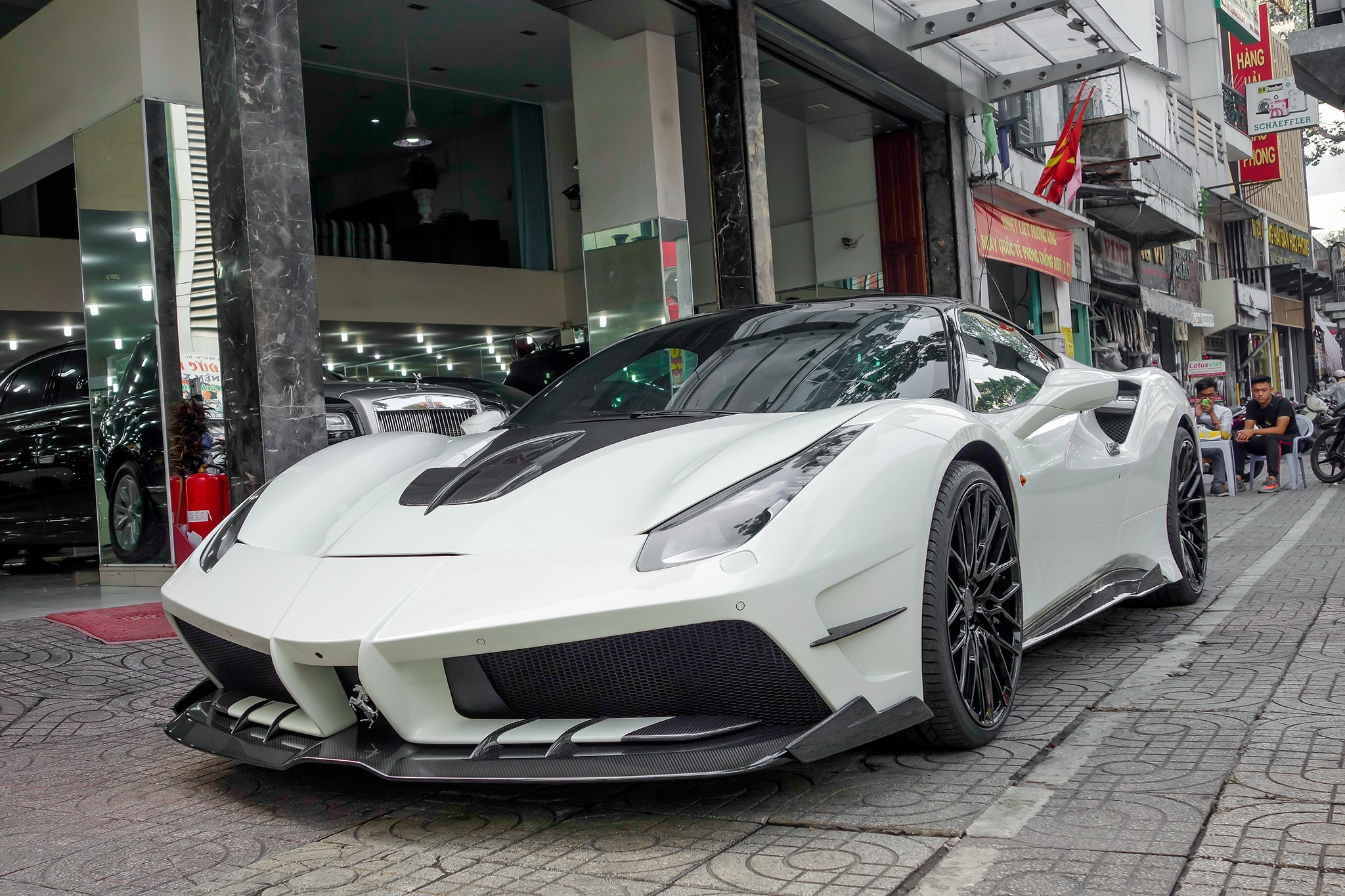 Ferrari 488 GTB Misha Deisgn dau tien tai Viet Nam hinh anh