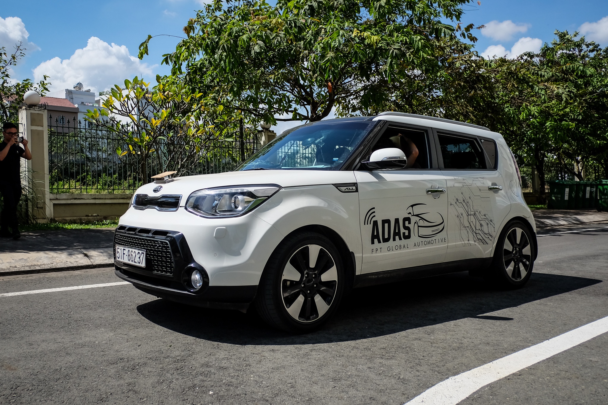 Xe tu lai dau tien dang thu nghiem o TP.HCM hinh anh