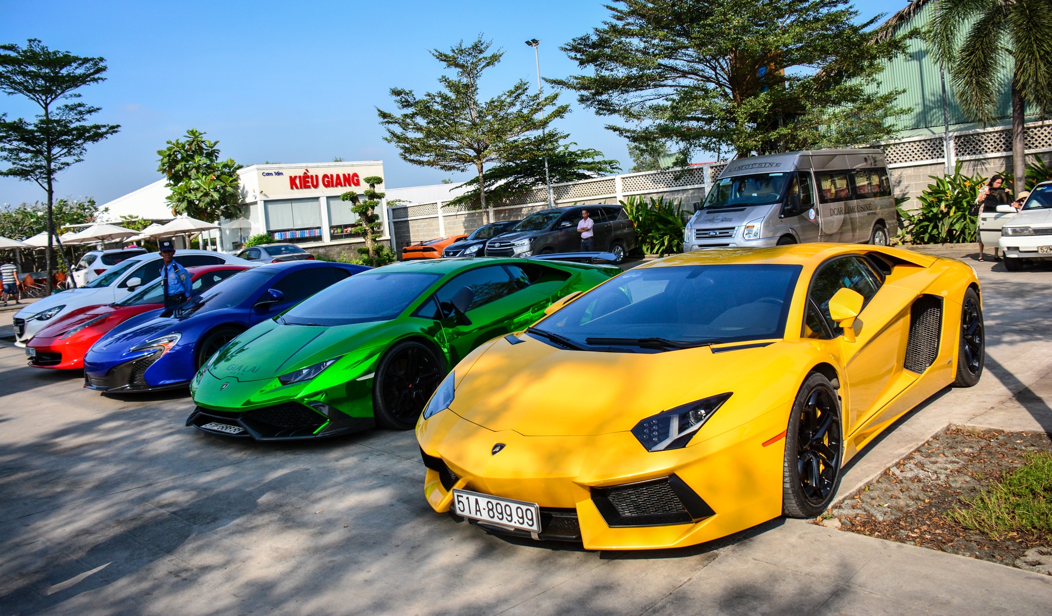 Dan sieu xe trieu USD di da ngoai cuoi tuan hinh anh