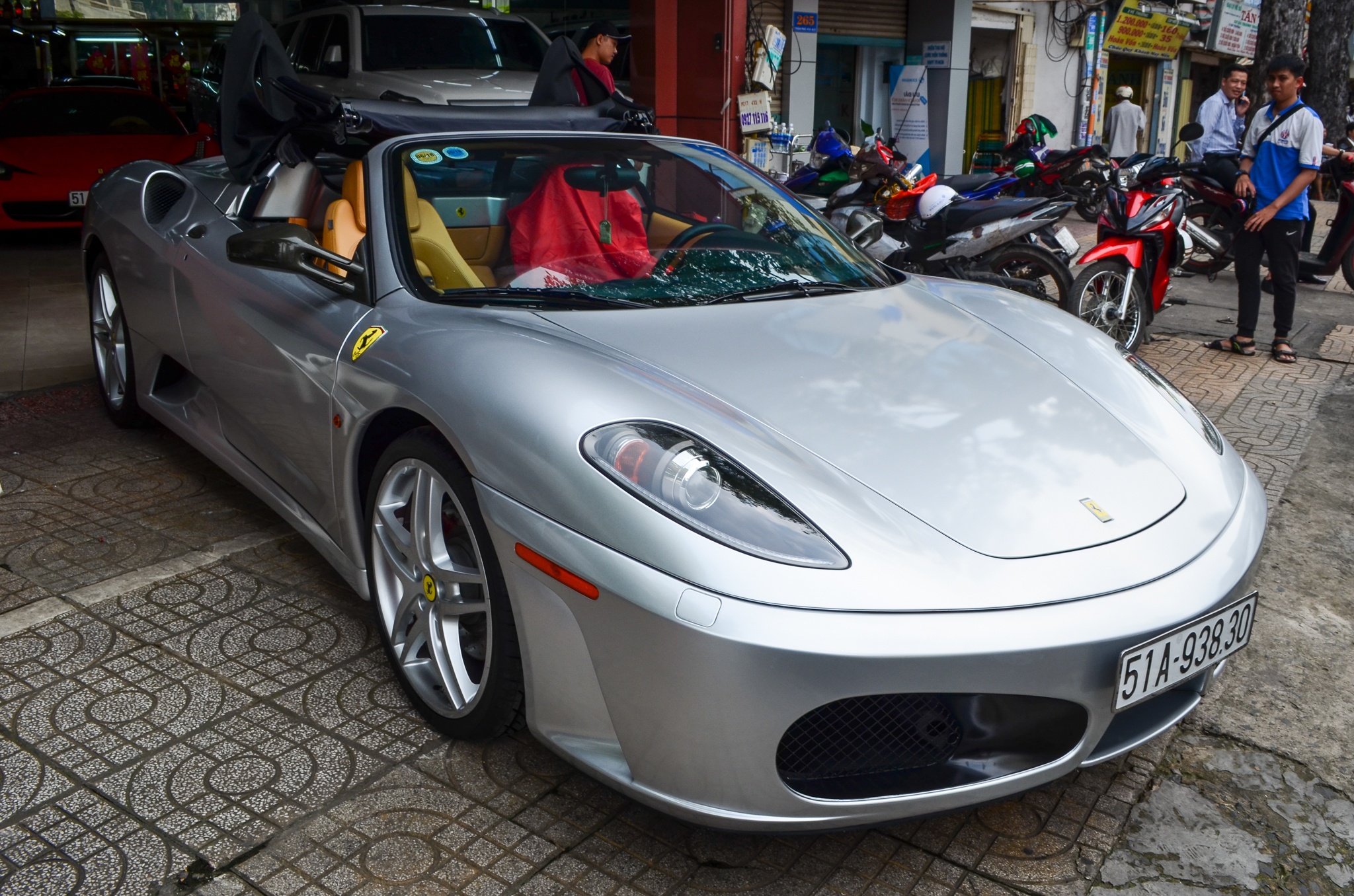 Ferrari F430 Spider - sieu xe dinh dam mot thoi xuat hien tren pho hinh anh