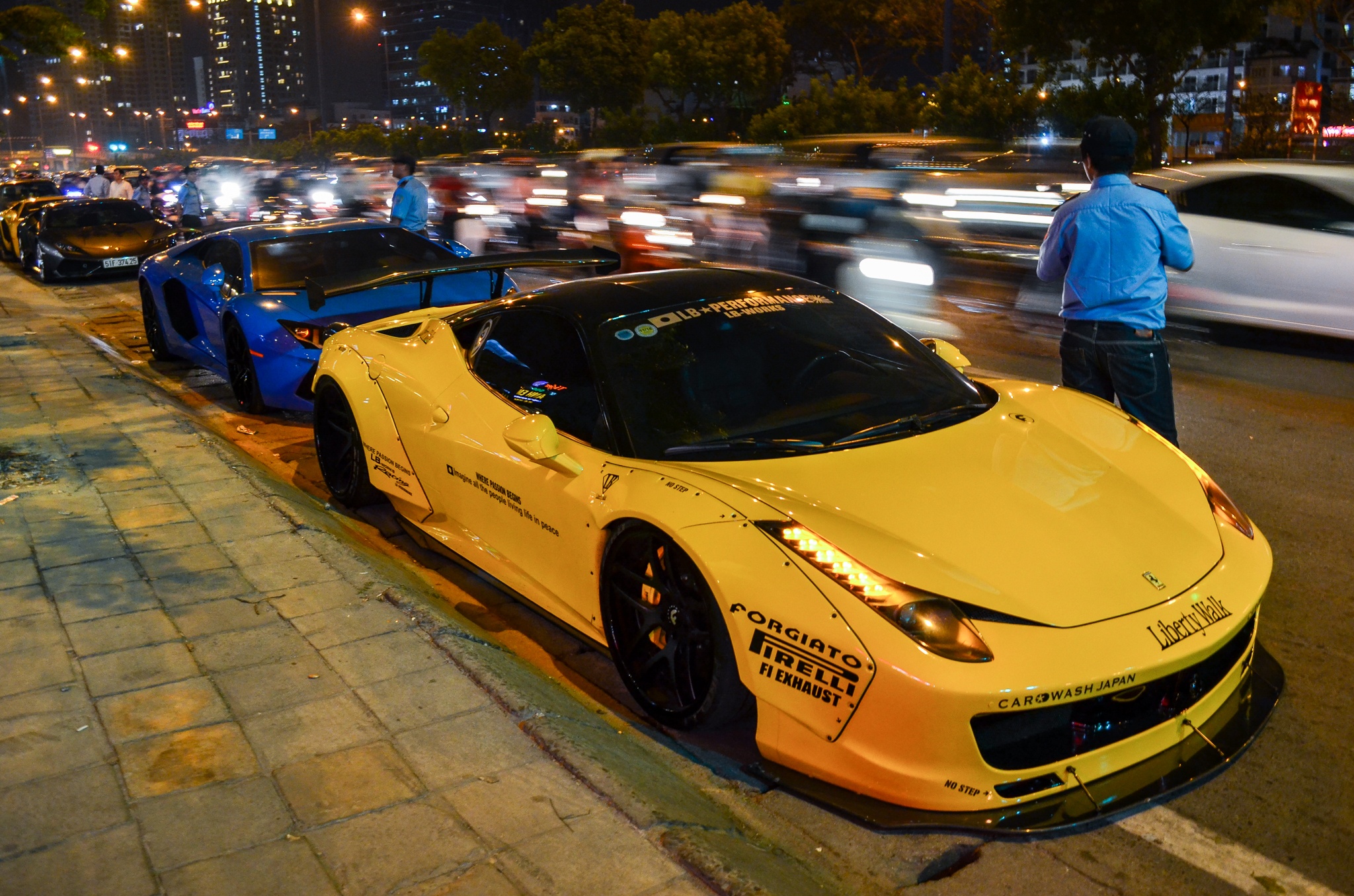 Dan sieu xe tu hop tren pho Sai Gon hinh anh