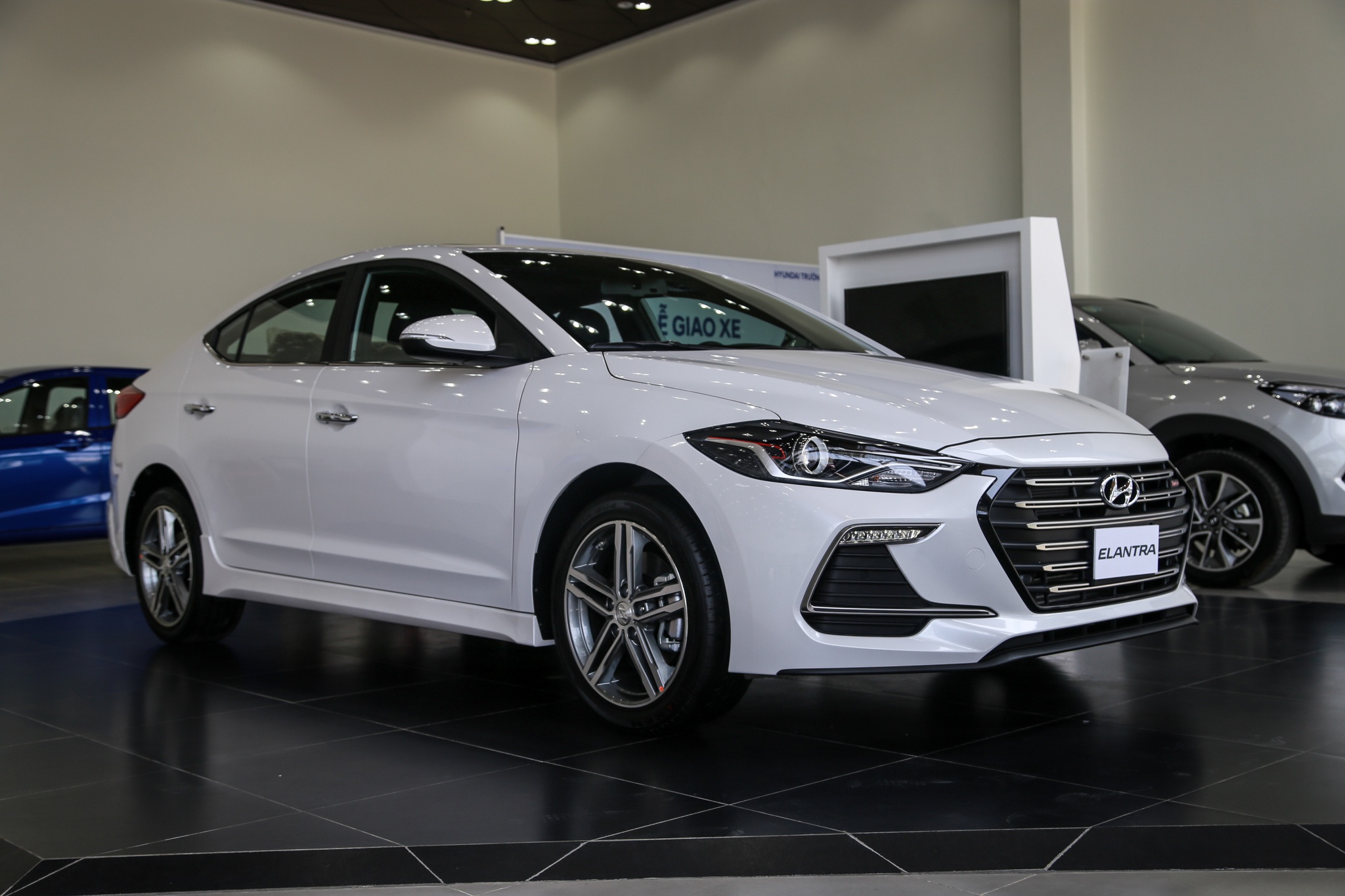 Chi tiet Hyundai Elantra Sport gia 729 trieu dong tai Viet Nam hinh anh