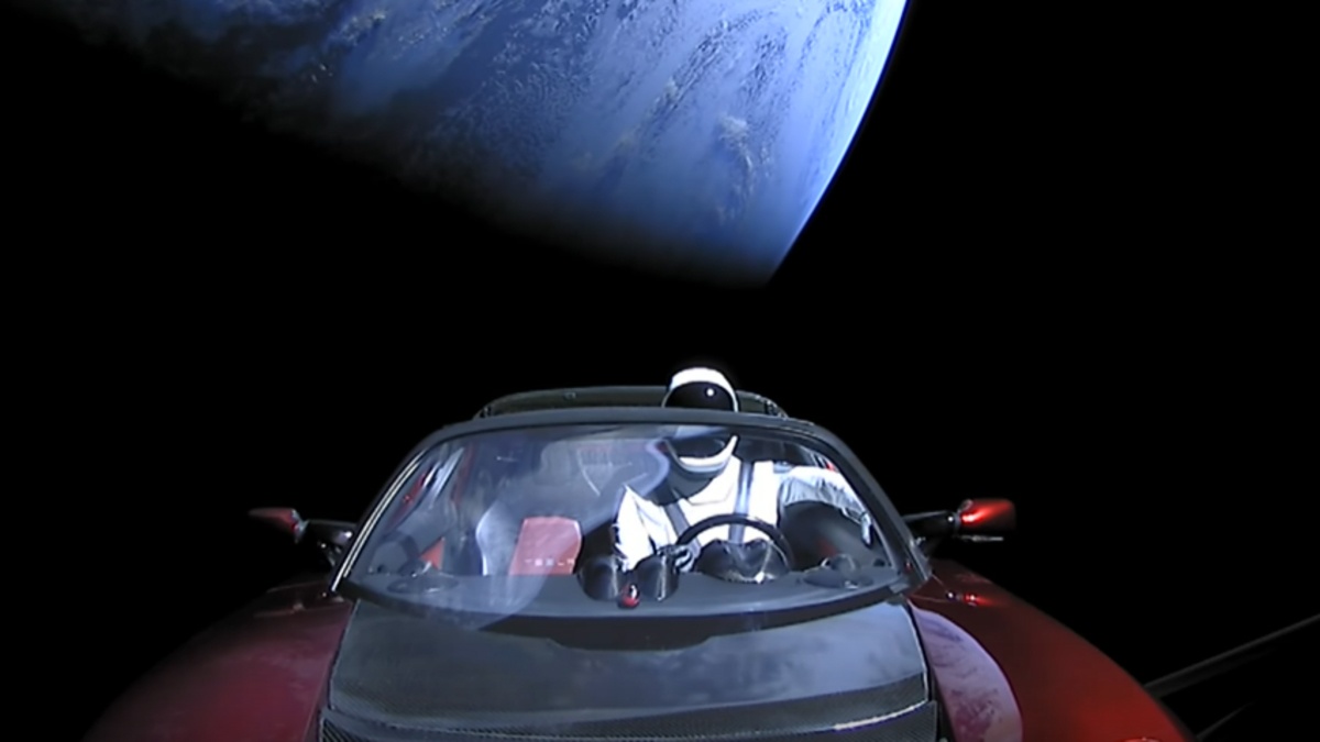 Dieu gi xay ra voi chiec Tesla Roadster ngoai vu tru? hinh anh