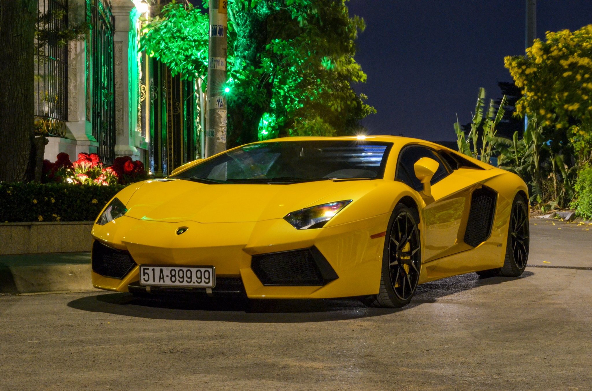 Sieu xe Lamborghini Aventador net po, phun lua hinh anh