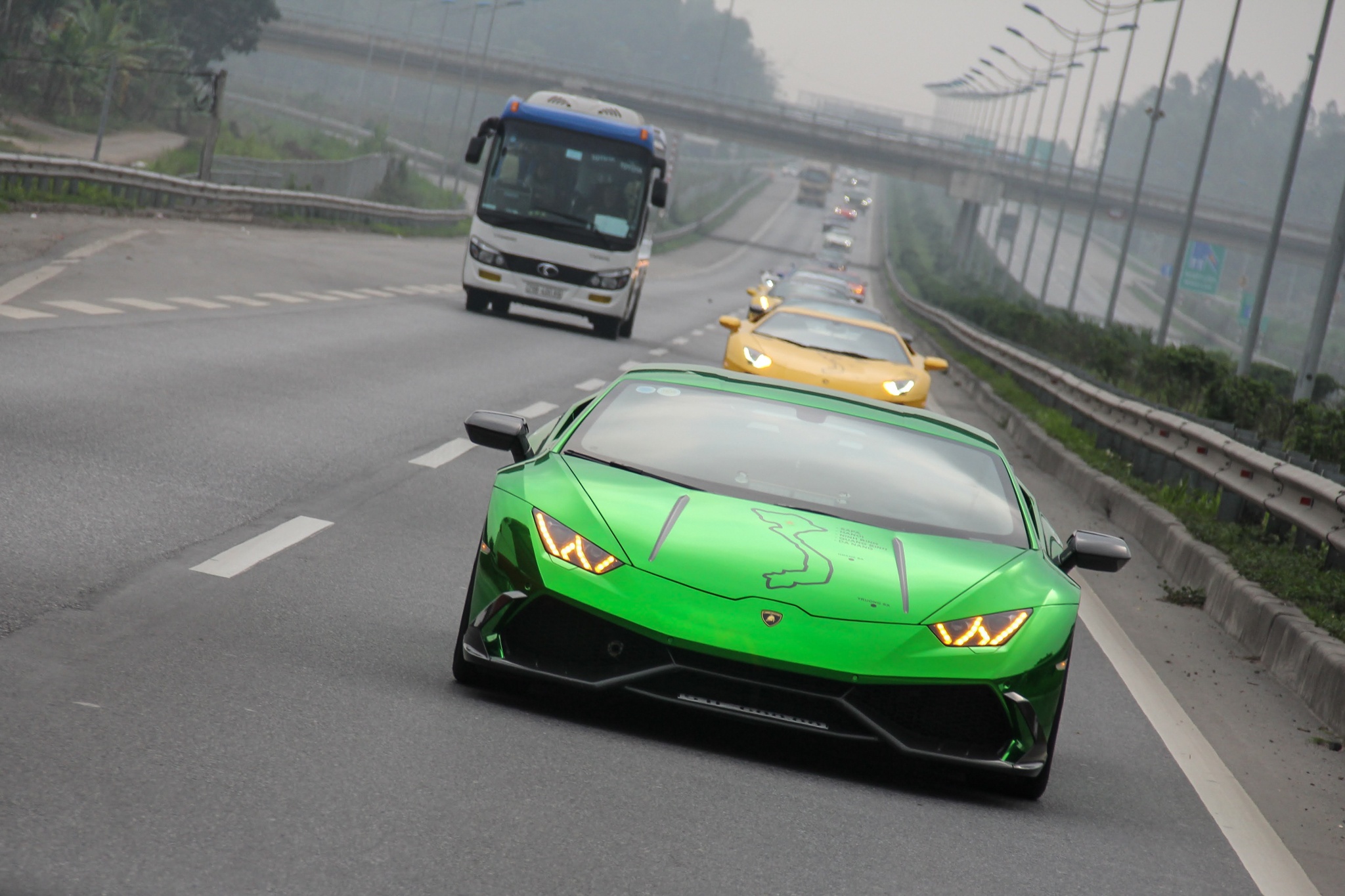 Sieu xe noi duoi nhau tren cao toc Ha Noi - Lao Cai hinh anh