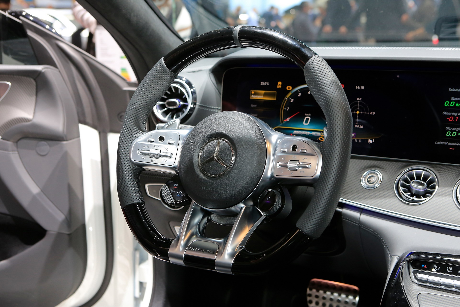 Mercedes-Benz ra mắt AMG GT 4 cửa ảnh 9 Mercedes-Benz ra mat AMG GT 4 cua anh 9