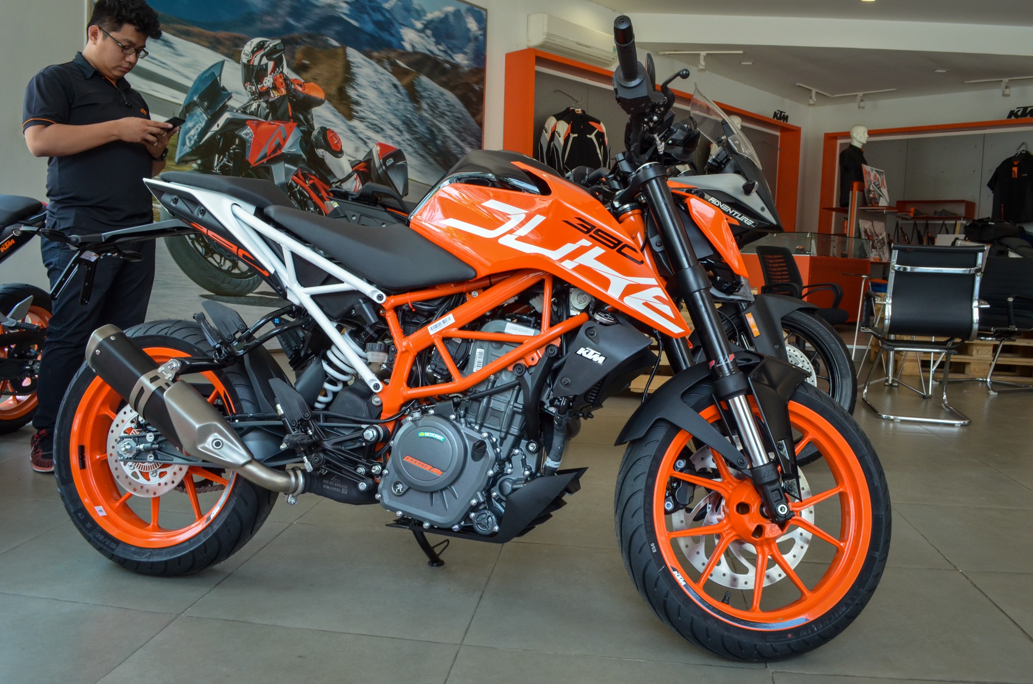 moto KTM 390 Duke 2018 anh 2