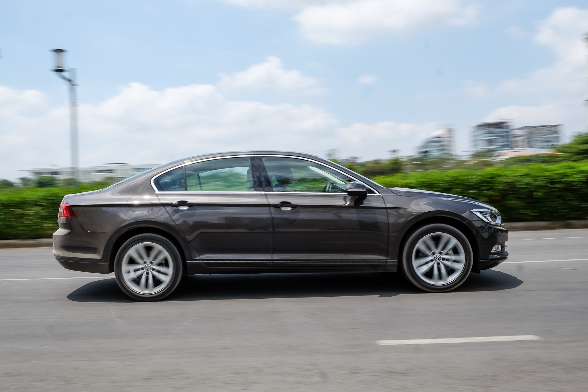 Danh gia Volkswagen Passat BlueMotion anh 4