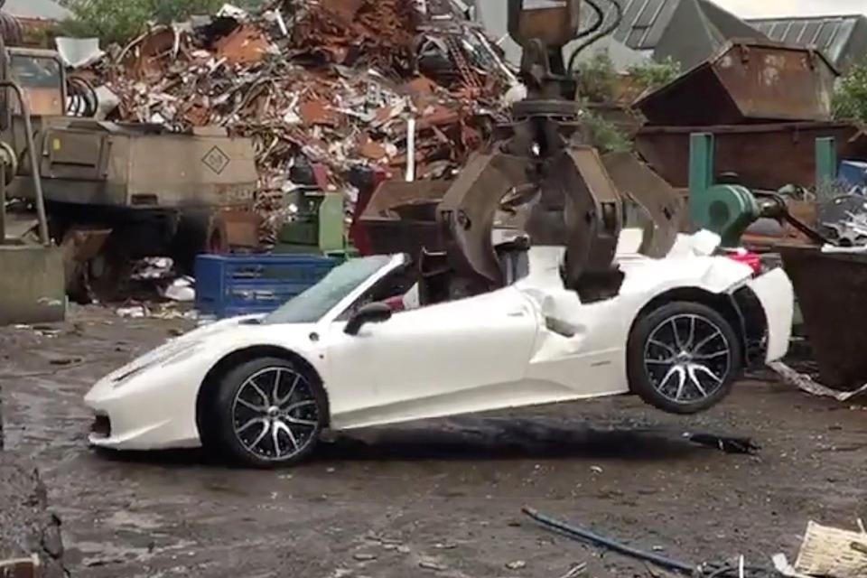 Sieu xe Ferrari 458 Spider bi pha huy khong thuong tiec hinh anh