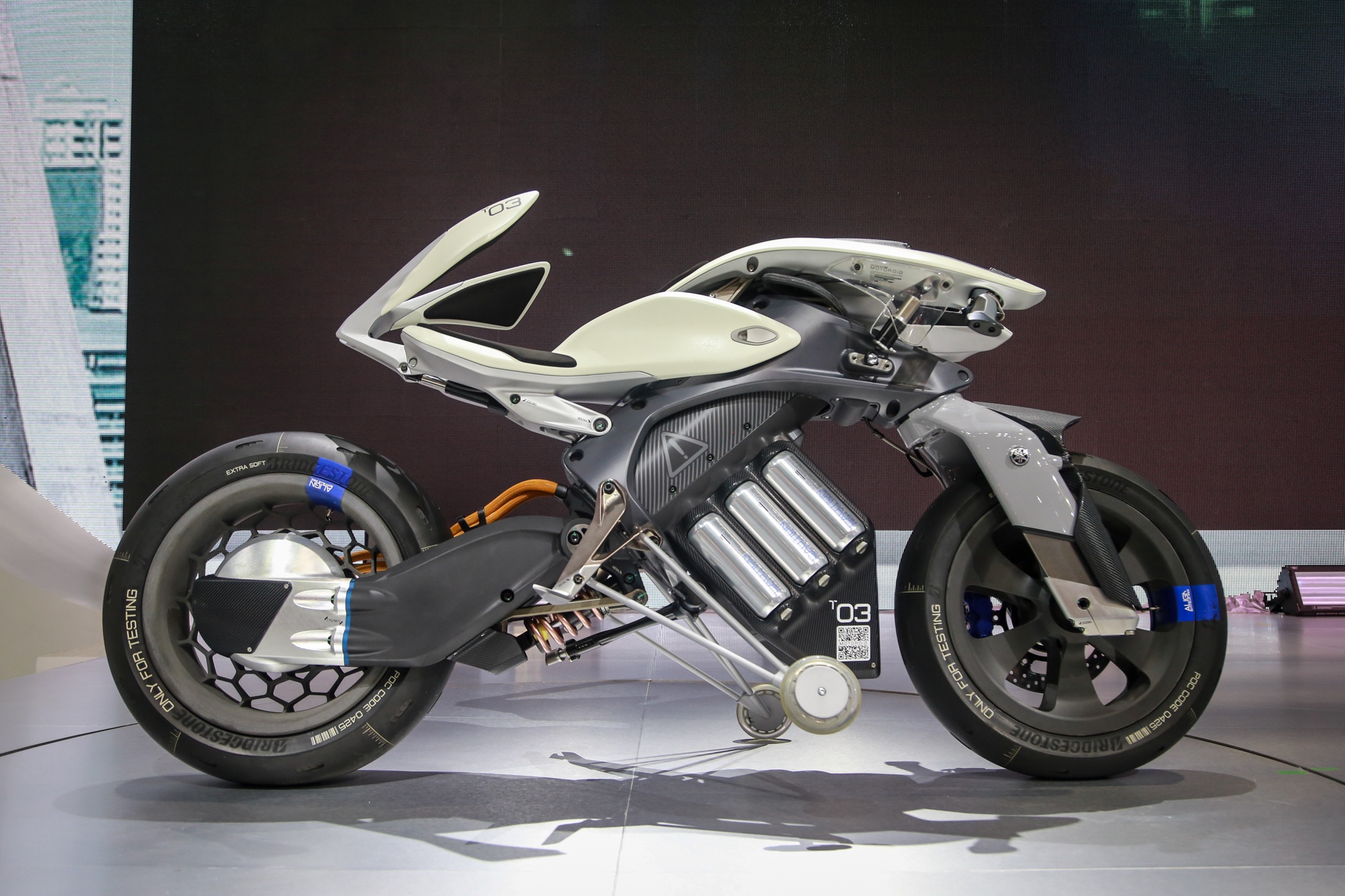 Can canh Yamaha MOTOROiD hinh anh