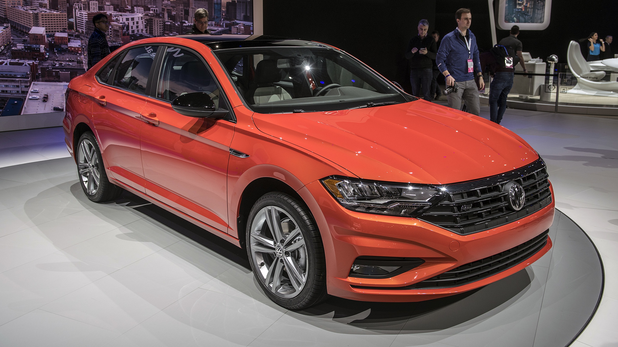 Volkswagen Jetta 2019 gia 19.395 USD, doi thu Mazda3 hinh anh