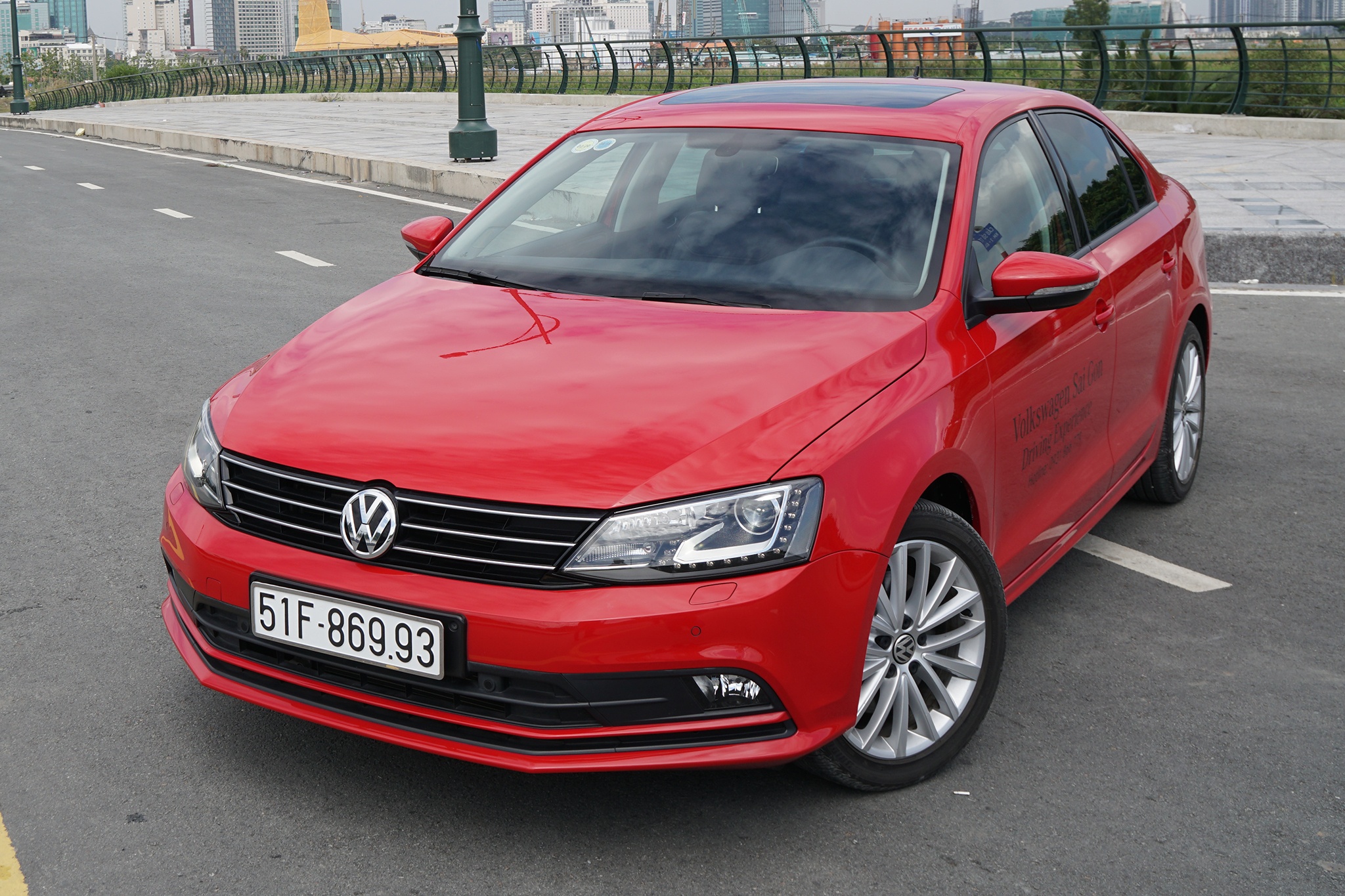 Volkswagen Jetta giam 100 trieu dong, ve ngang Corolla Altis hinh anh