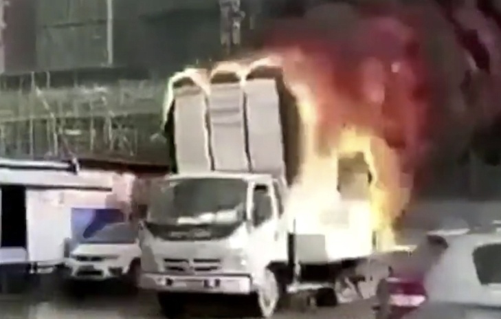 Xe tai boc chay ngun ngut lao tren duong pho Trung Quoc hinh anh