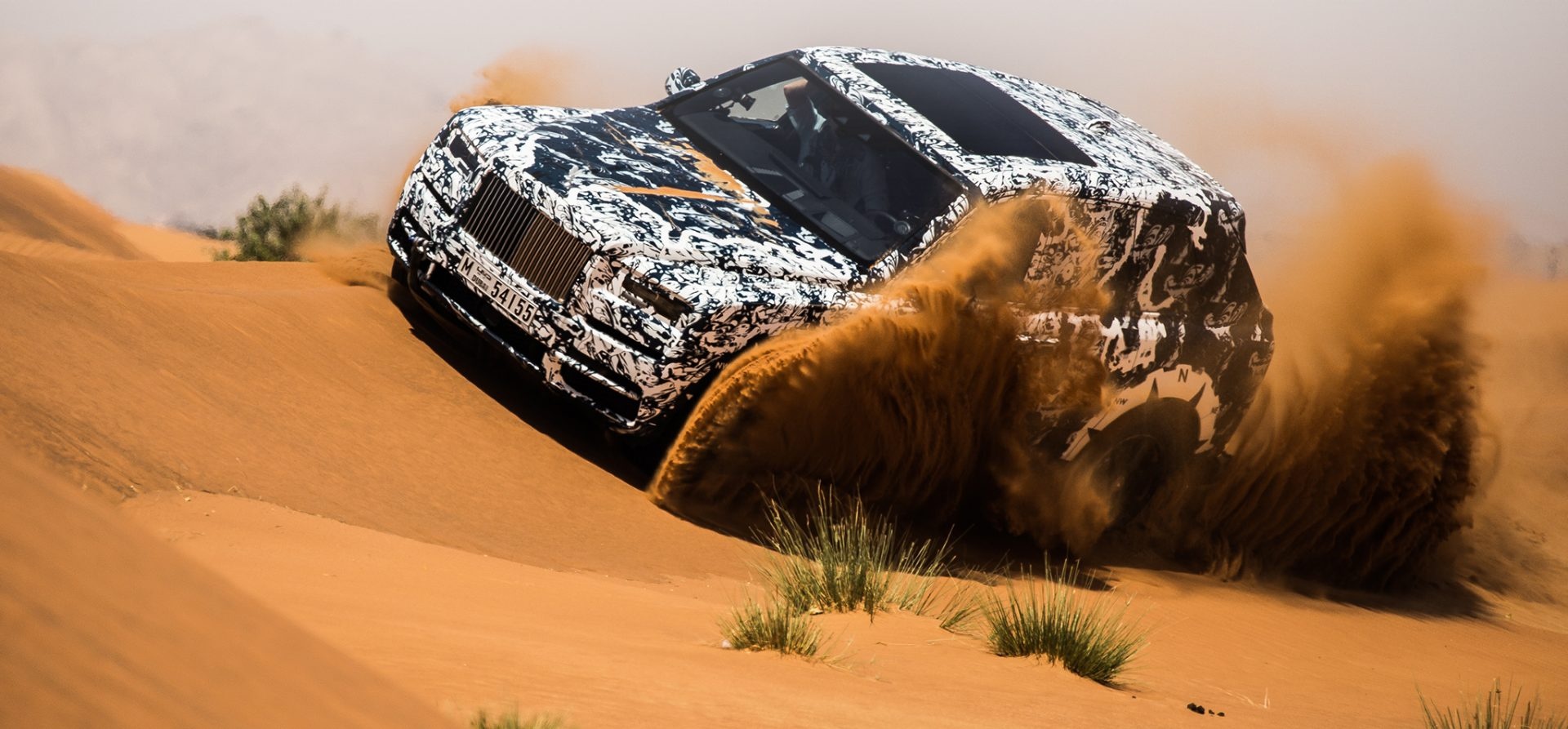Rolls-Royce chay thu tren doi cat o Trung Dong hinh anh