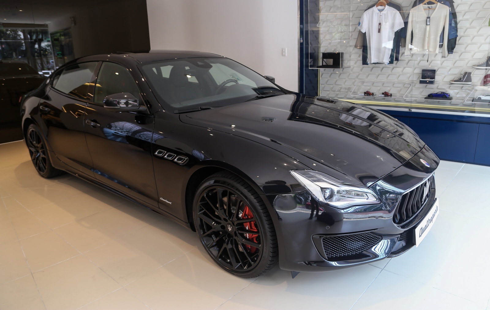Can canh Maserati Quattroporte Nerissimo Edition doc nhat tai VN hinh anh