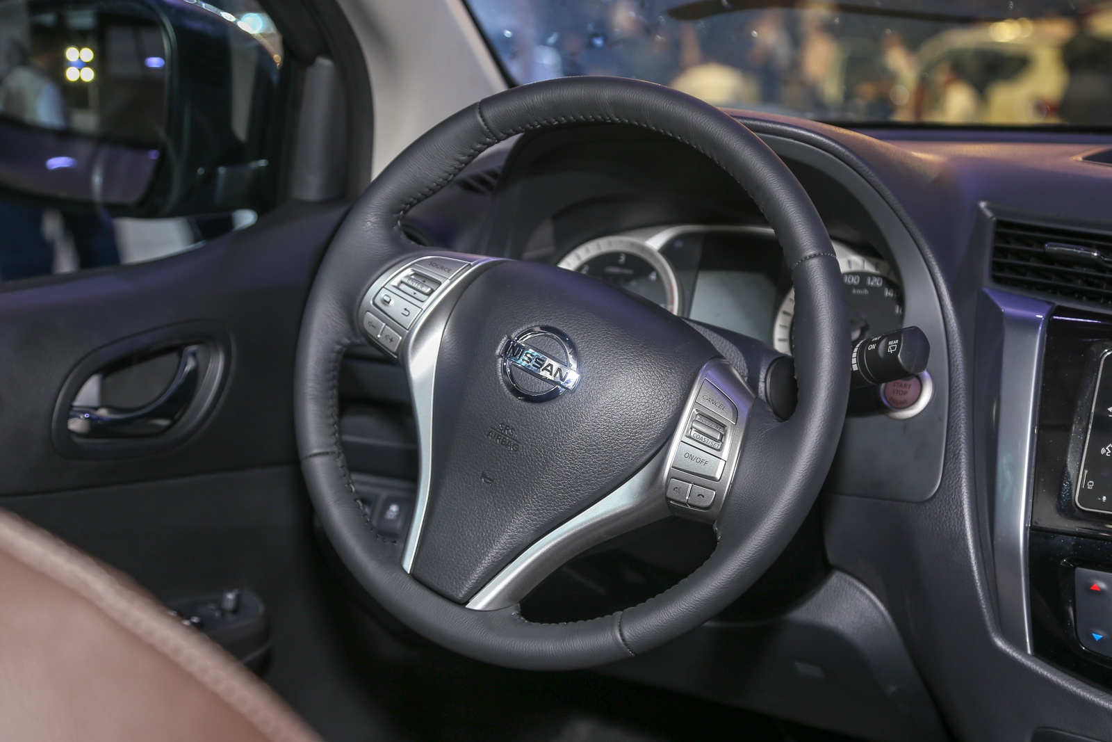 gia Nissan Terra anh 10